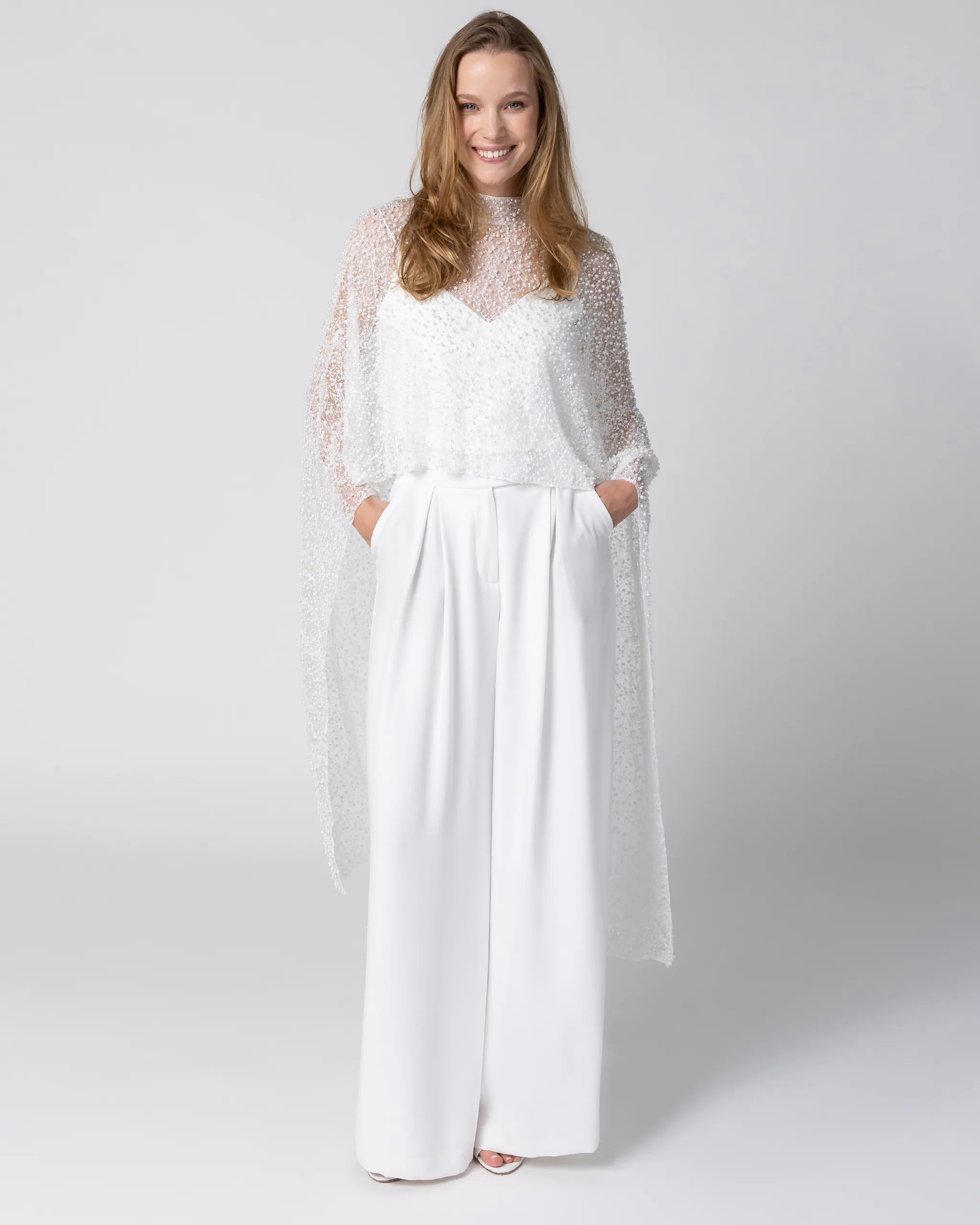 BRAUT PERLEN CAPE Perlenbesetztes Braut Cape mit Stehkragen Mit Brauthose Marlene kombiniert