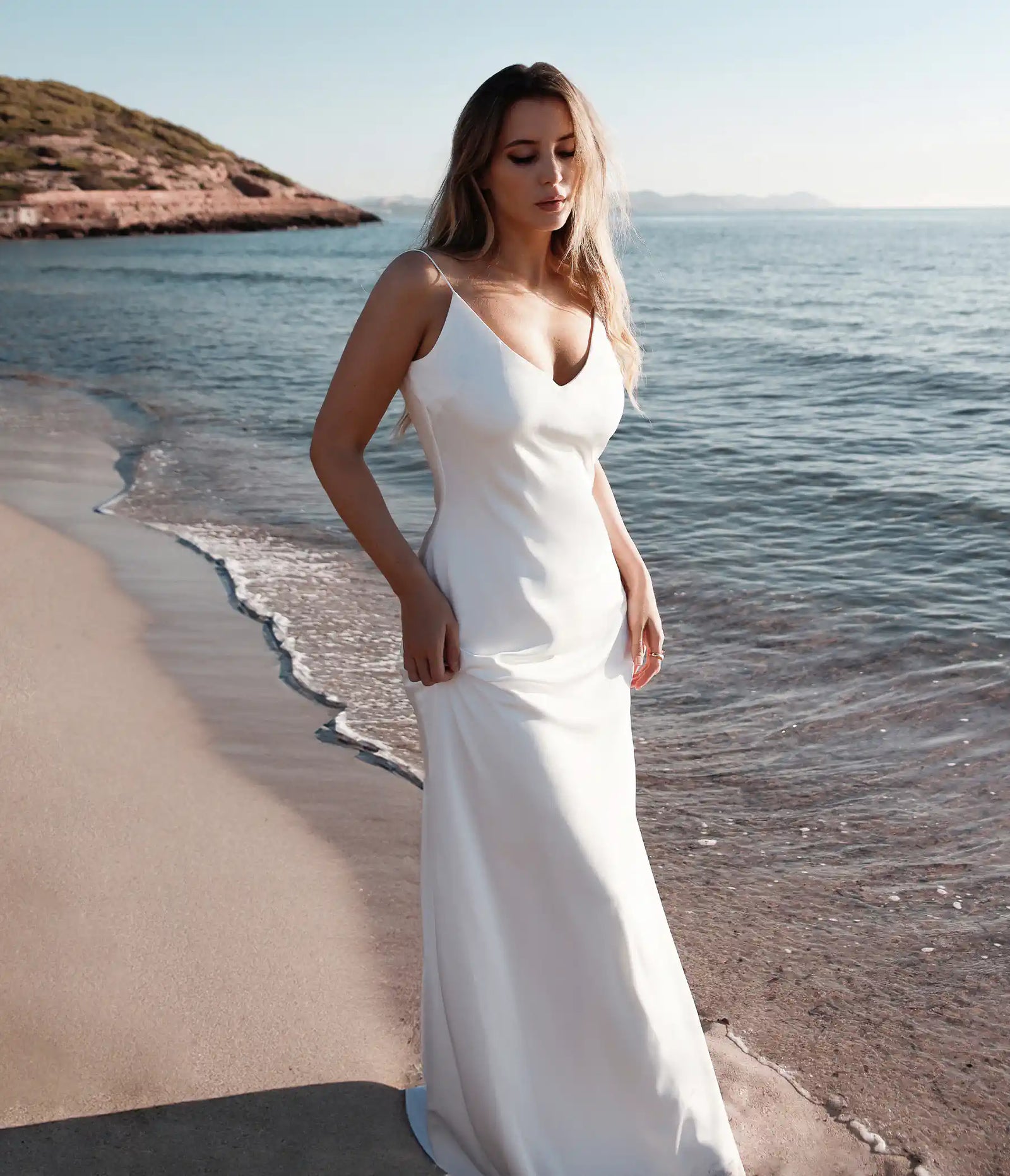 Schlichtes Hochzeitskleid mit Trägern am Strand