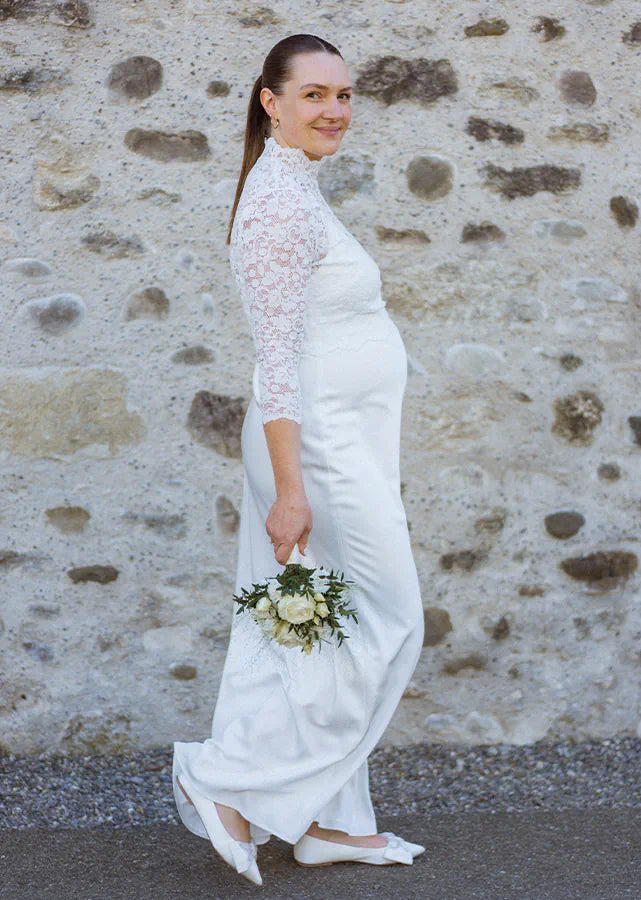 Echte PIQYOURDRESS Braut in einem bodenlangen Slip Dress Hochzeitskleid und einem Spitzen Topper an ihrem Hochzeitstag
