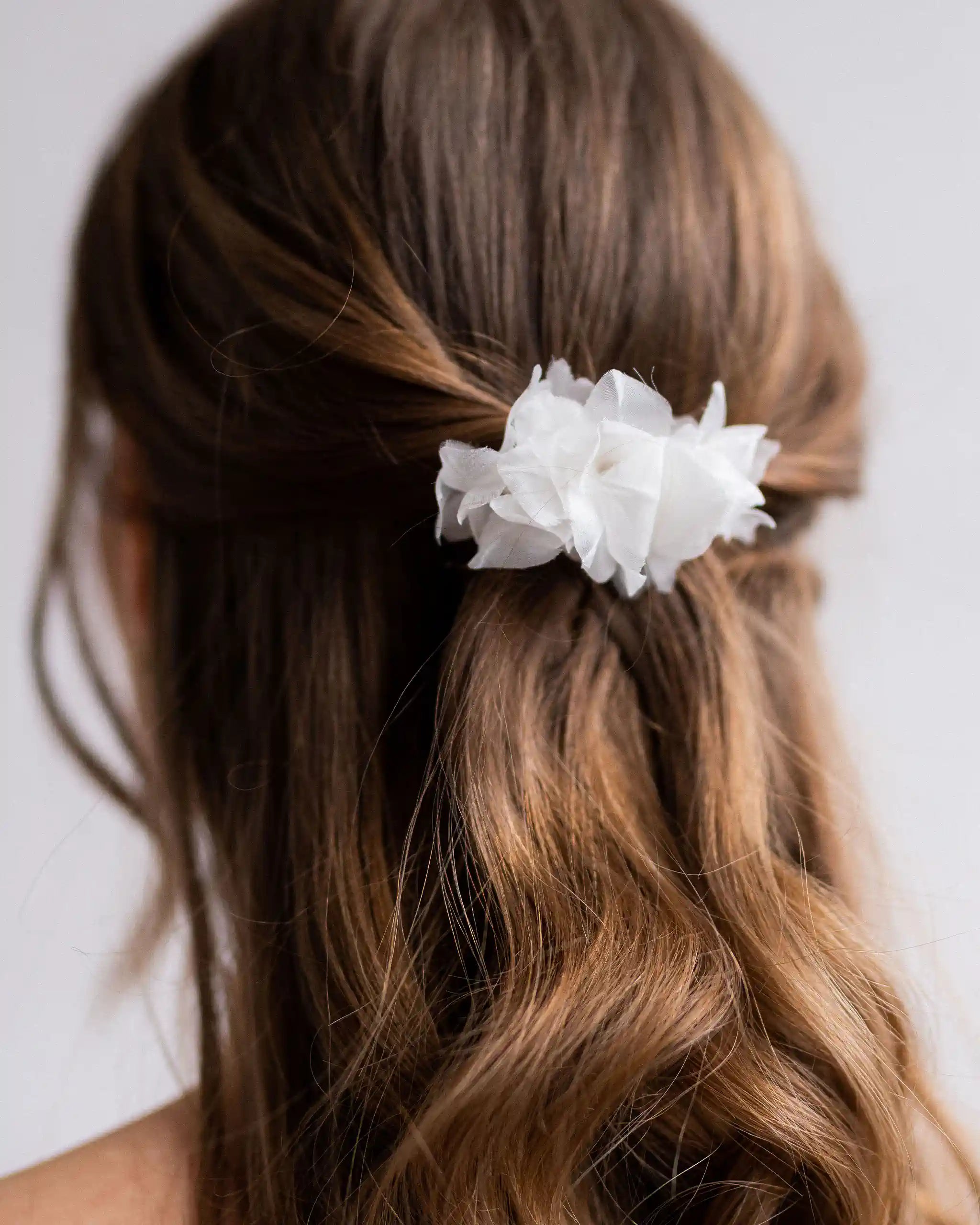 Haarkamm mit Organza Blüten in Brautfrisur