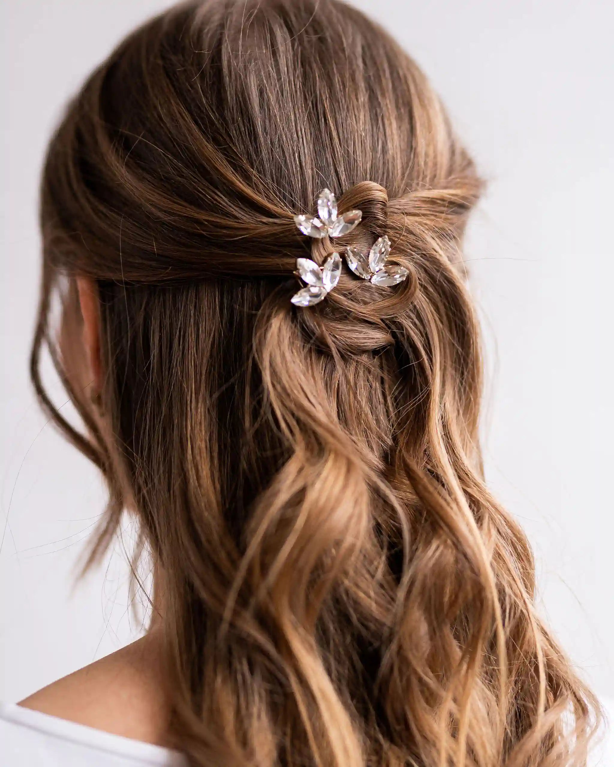Haarnadeln mit Kristallen in Brautfrisur