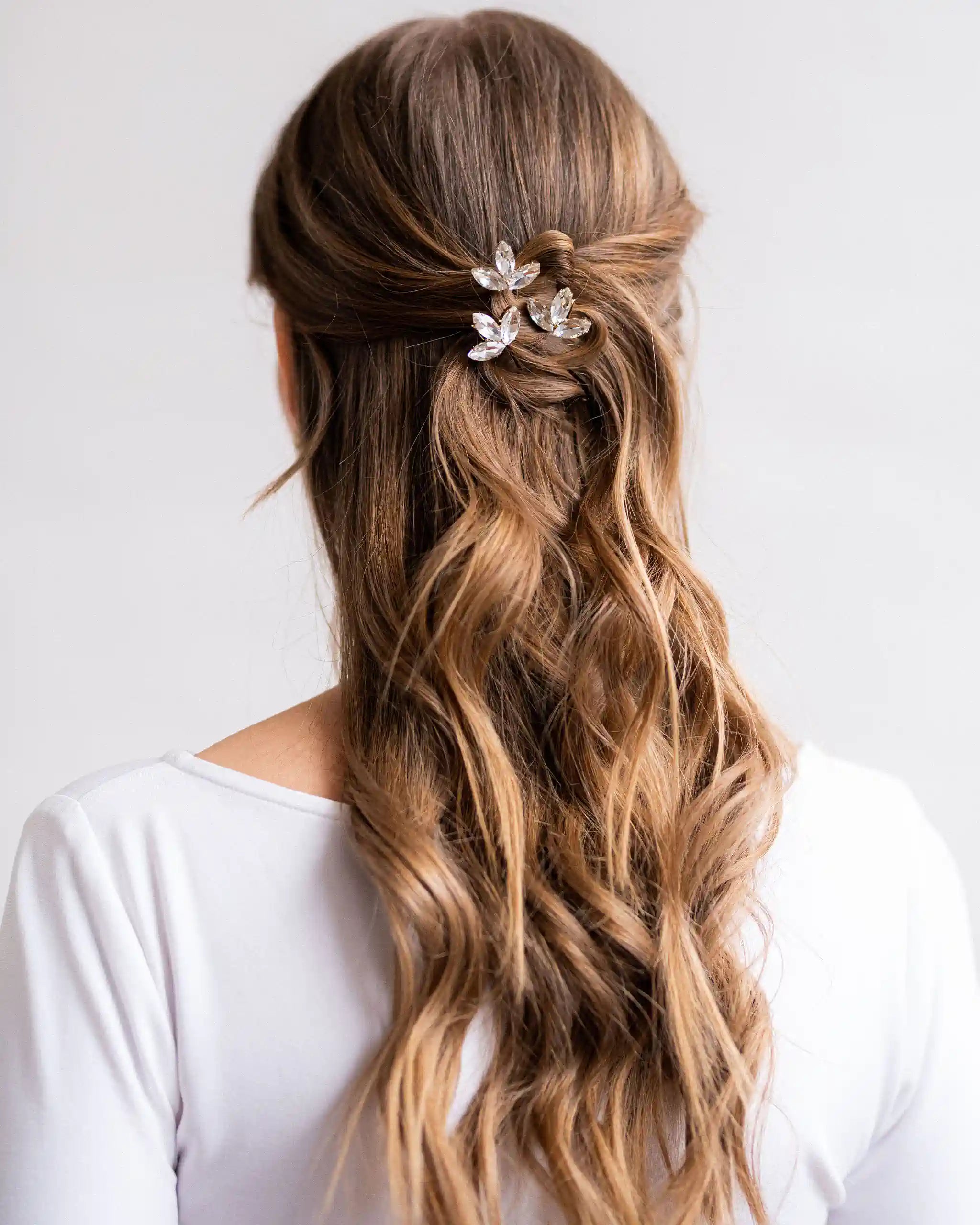 Haarnadeln mit Kristallen in Brautfrisur