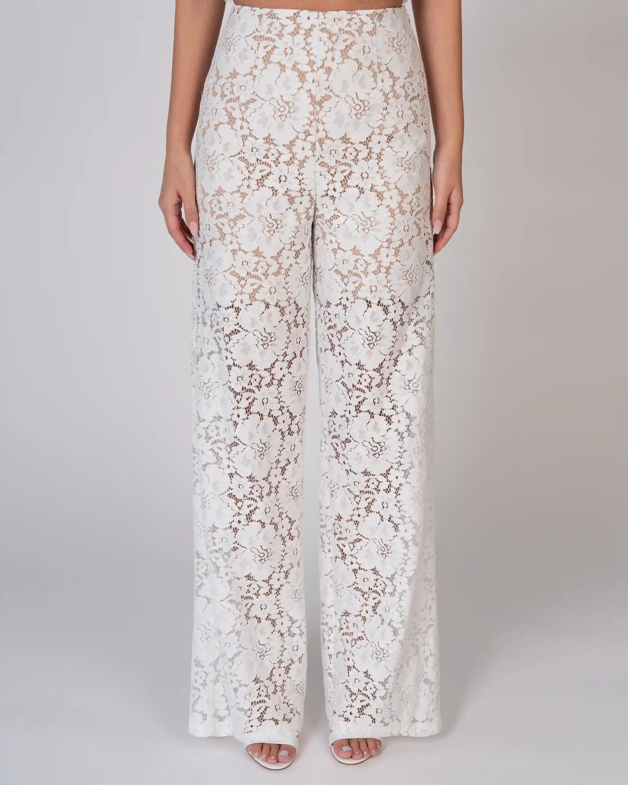 Moderner Hosenanzug mit Brauthose aus Spitze und Twill Top - Detailansicht Hose