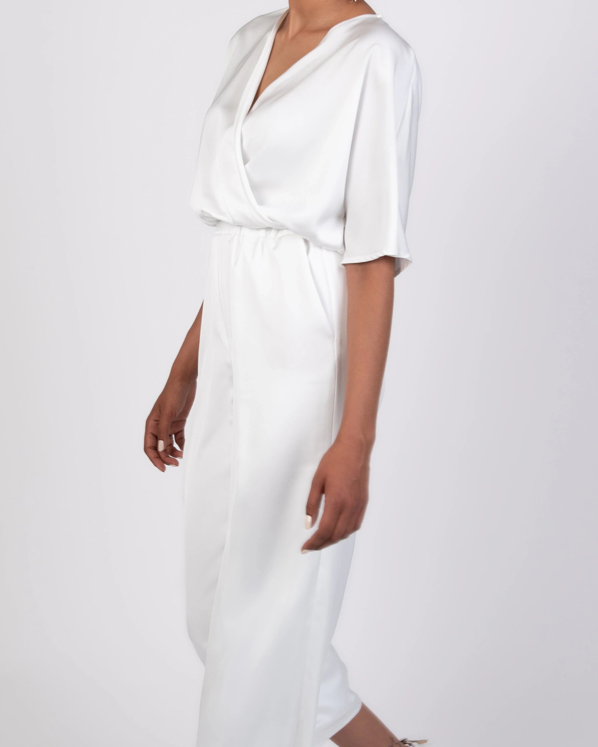 Eleganter Hosenanzug aus Satin für die Braut - Detailansicht