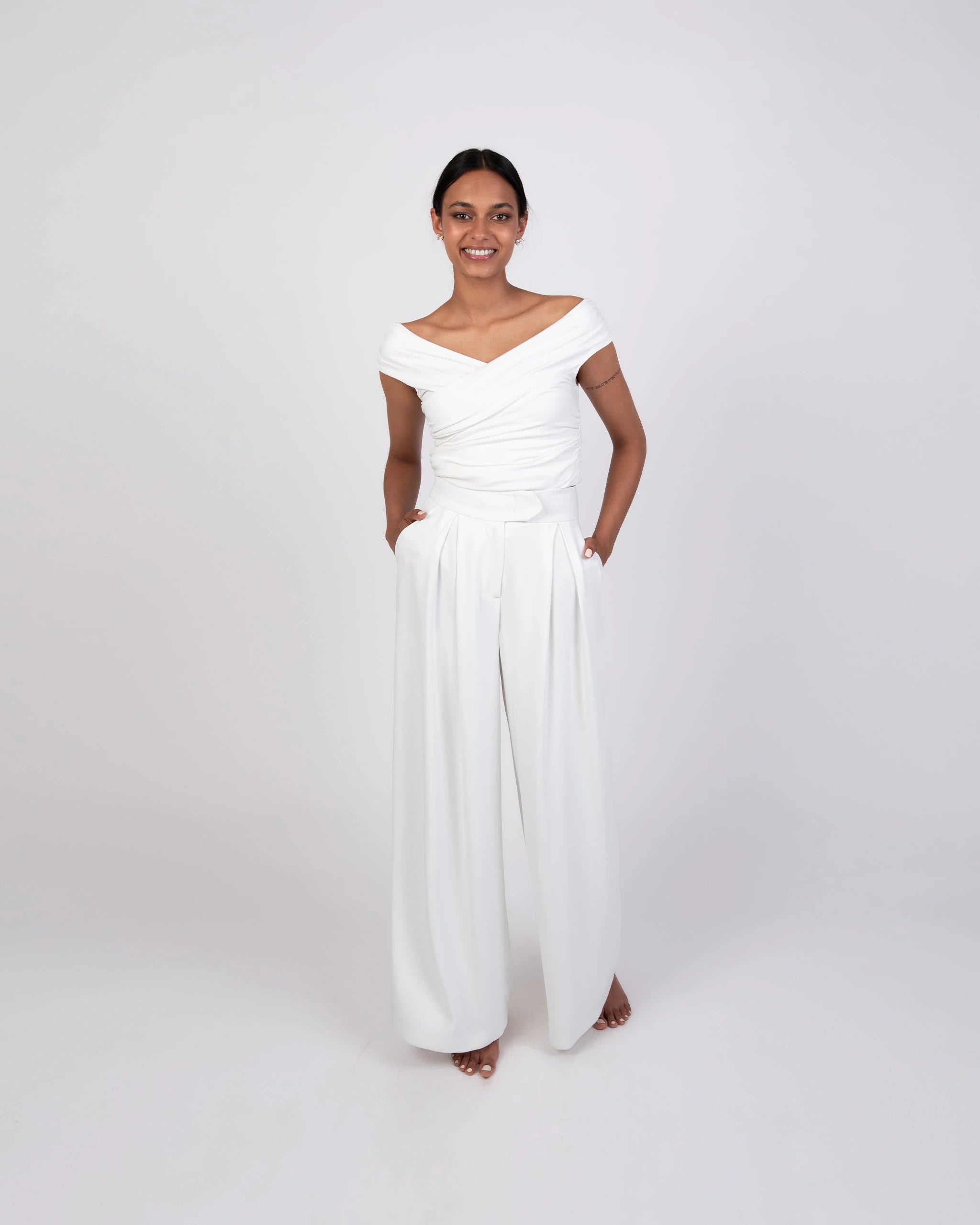 Braut Jumpsuit mit moderner weiter Hose und drapiertem Top - Ansicht vorne