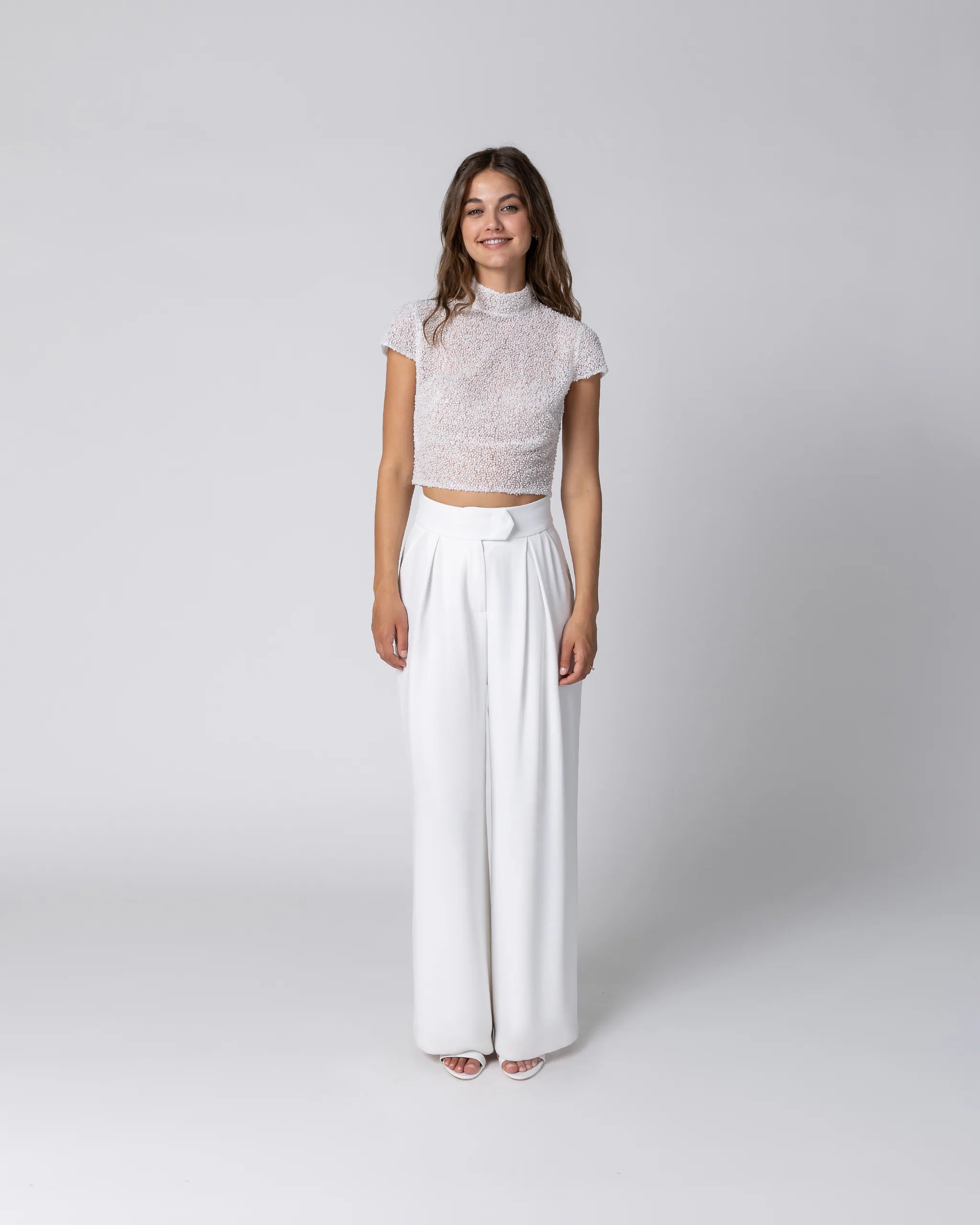 Braut Jumpsuit mit perlenbesetztem Crop Top mit Stehkragen und weiter Marlene Hose Ansicht vorne