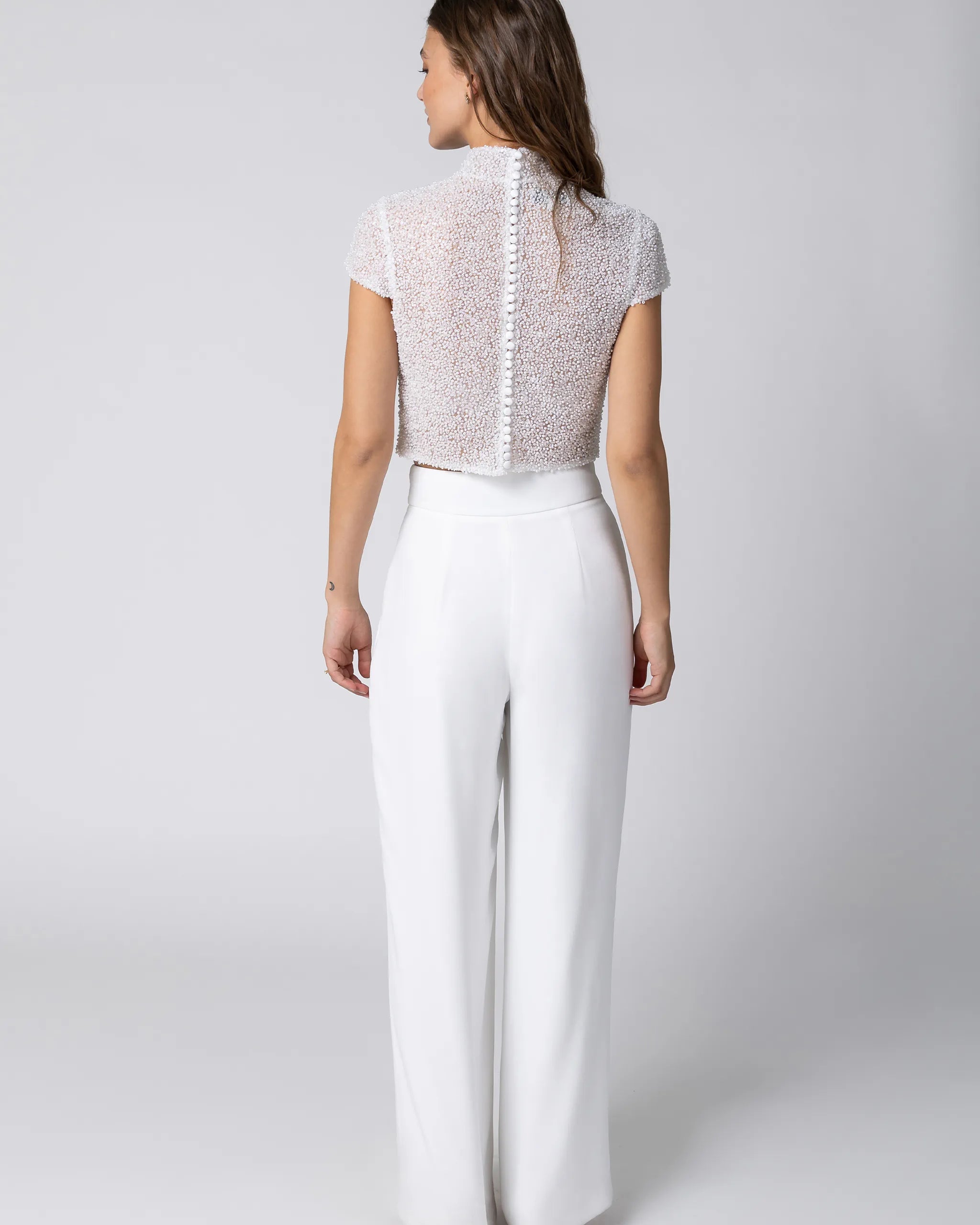 Braut Jumpsuit mit perlenbesetztem Crop Top mit Stehkragen und weiter Marlene Hose Ansicht hinten