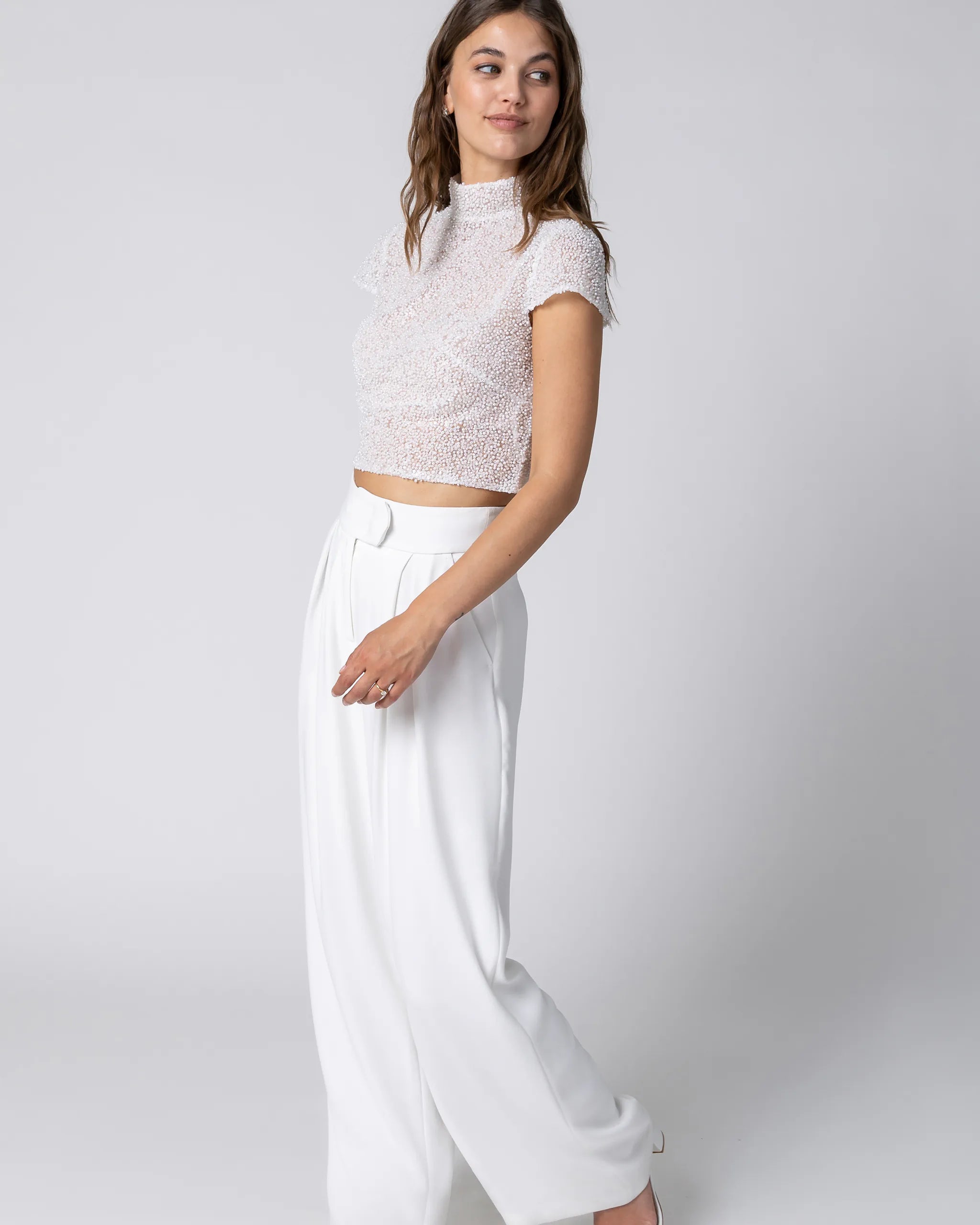 Braut Jumpsuit mit perlenbesetztem Crop Top mit Stehkragen und weiter Marlene Hose Ansicht seitlich