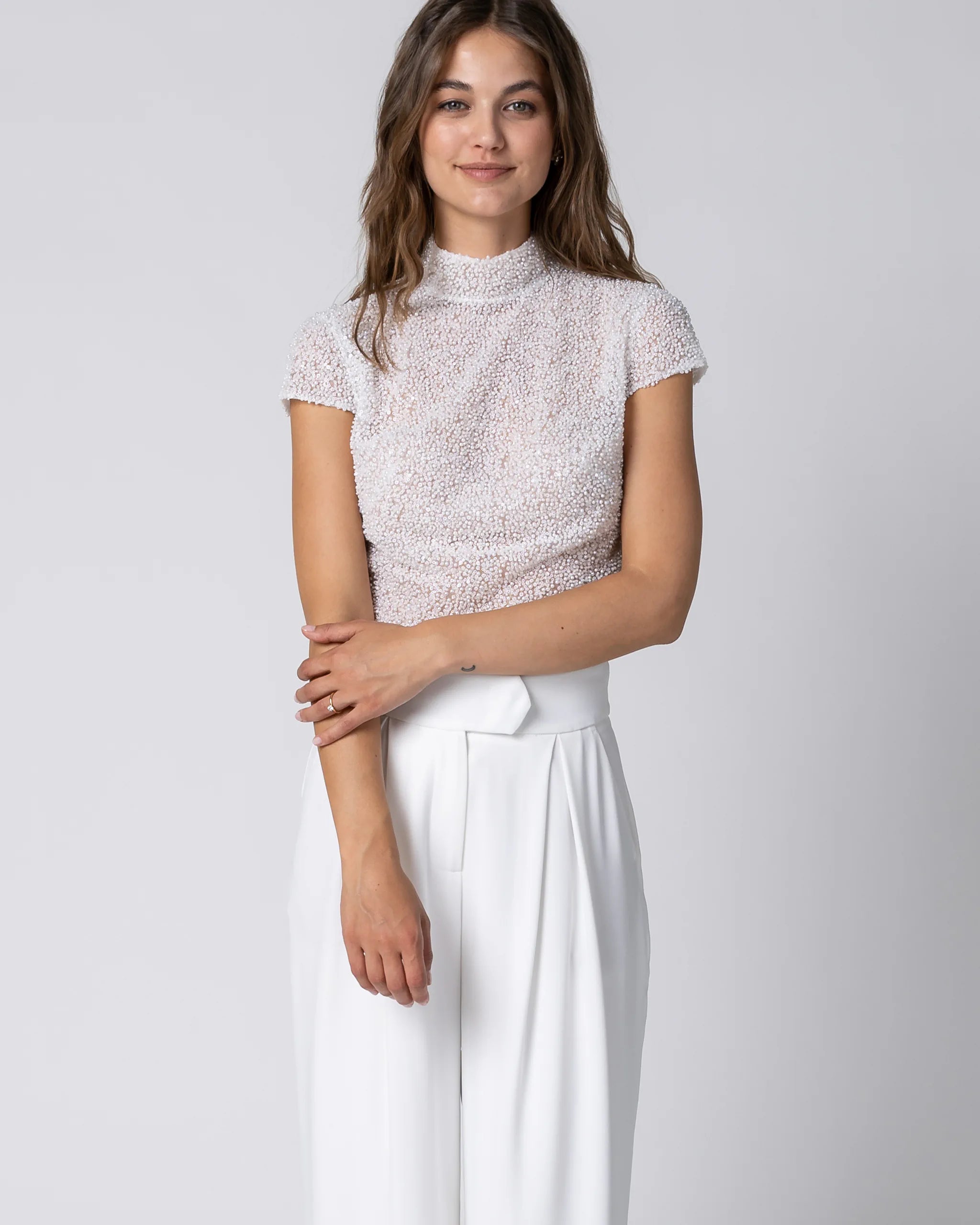 Braut Jumpsuit mit perlenbesetztem Crop Top mit Stehkragen und weiter Marlene Hose Ansicht vorne