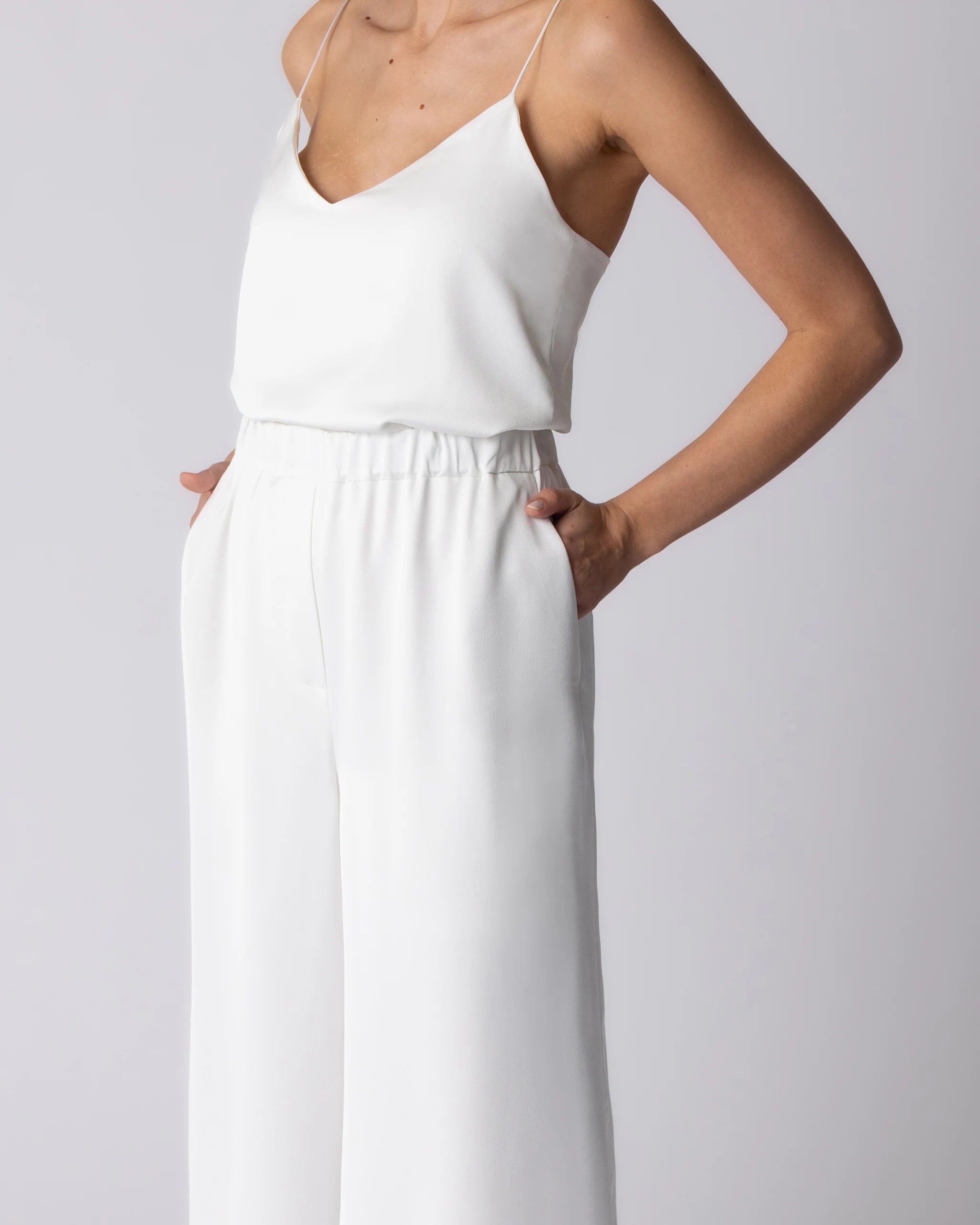 Schlichter Braut Jumpsuit im Satin Look - Detailansicht