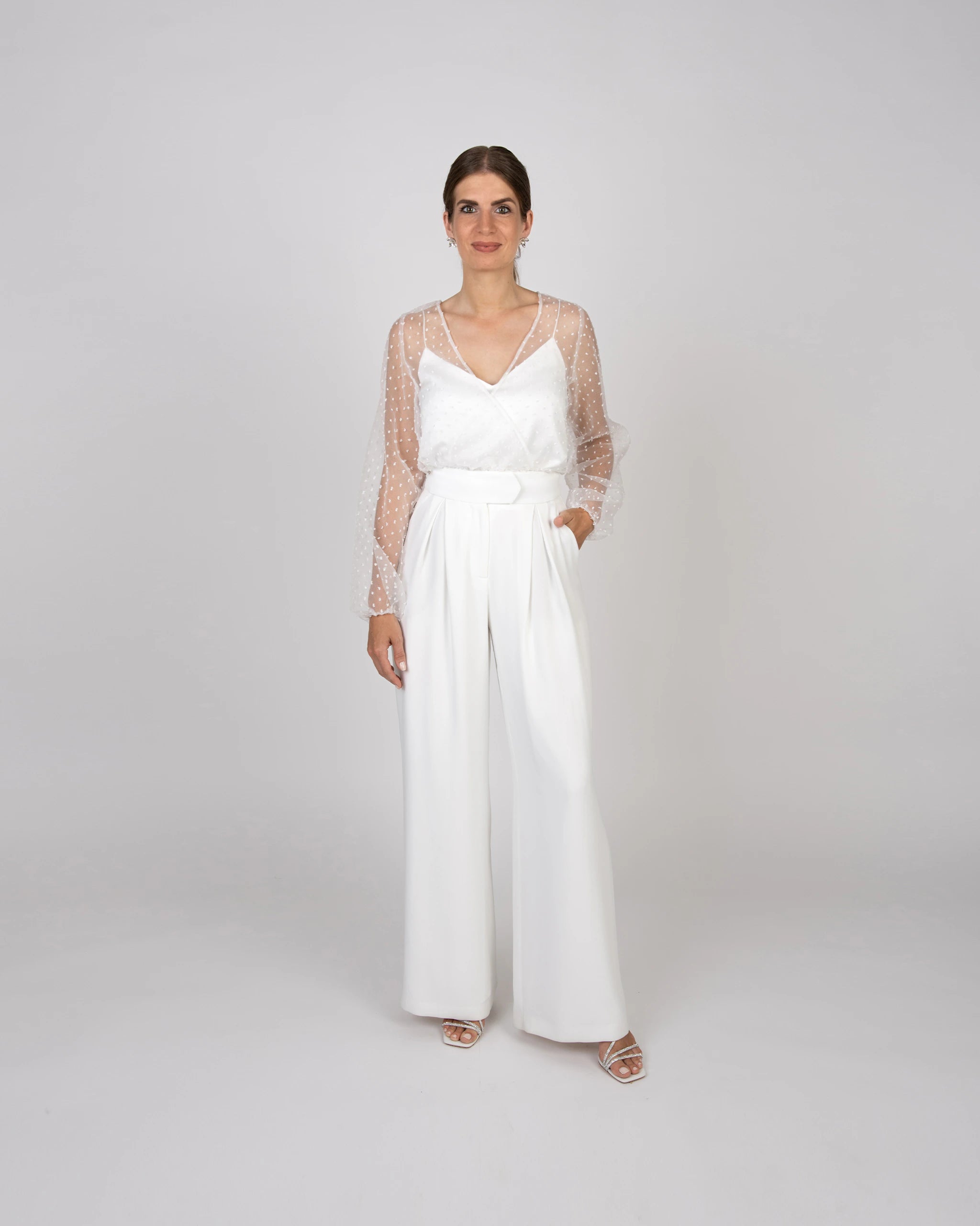 Romantischer Braut Jumpsuit mit Tüllbluse und weiter Hose - Ansicht vorne