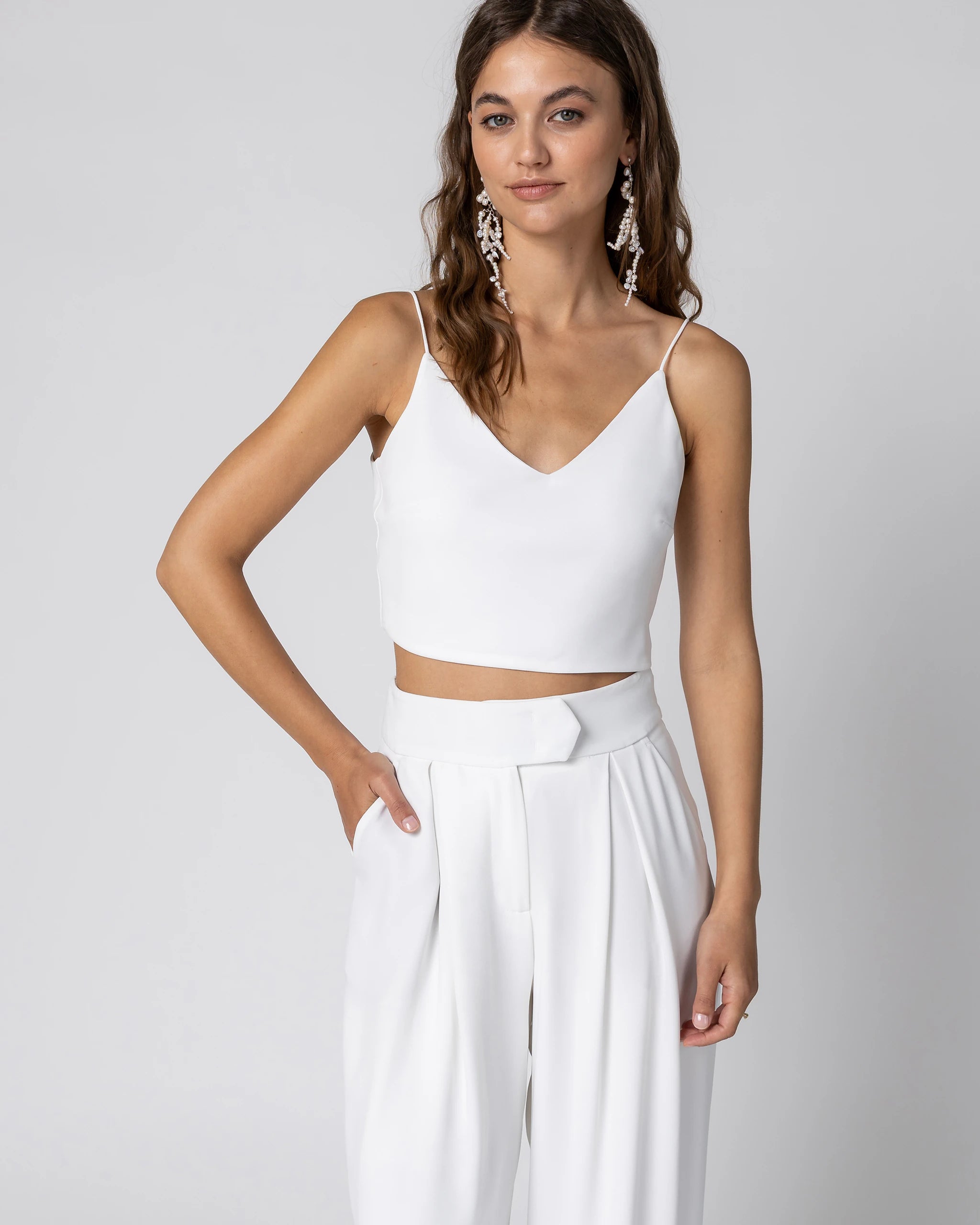 Braut in modernem Braut Jumpsuit mit Bralette Top und weiter Marlene Hose in Ivory Detailansicht vorne