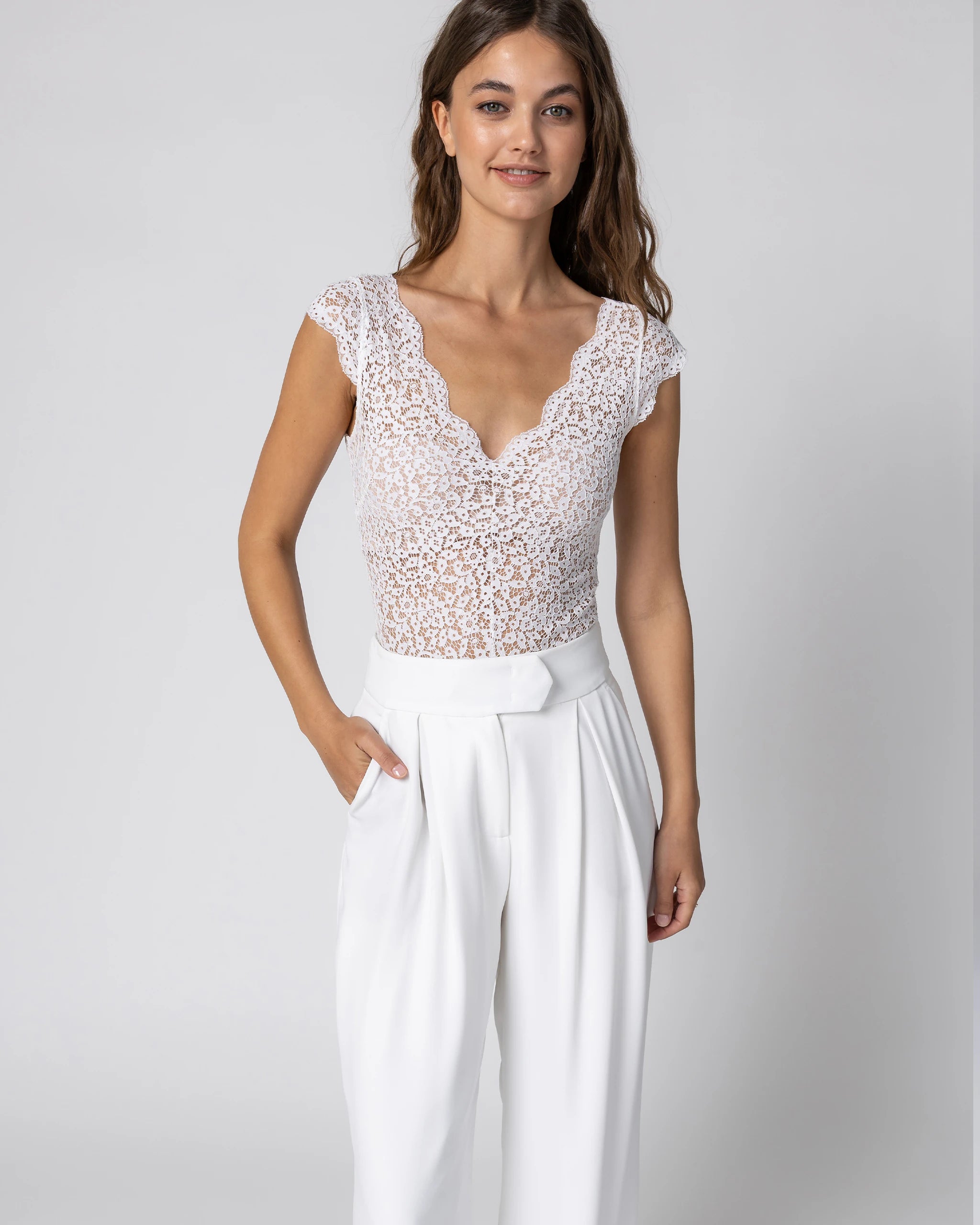 Braut in Braut Jumpsuit mit floralem Spitzenoberteil und weiter Marlene Hose in Ivory Ansicht vorne