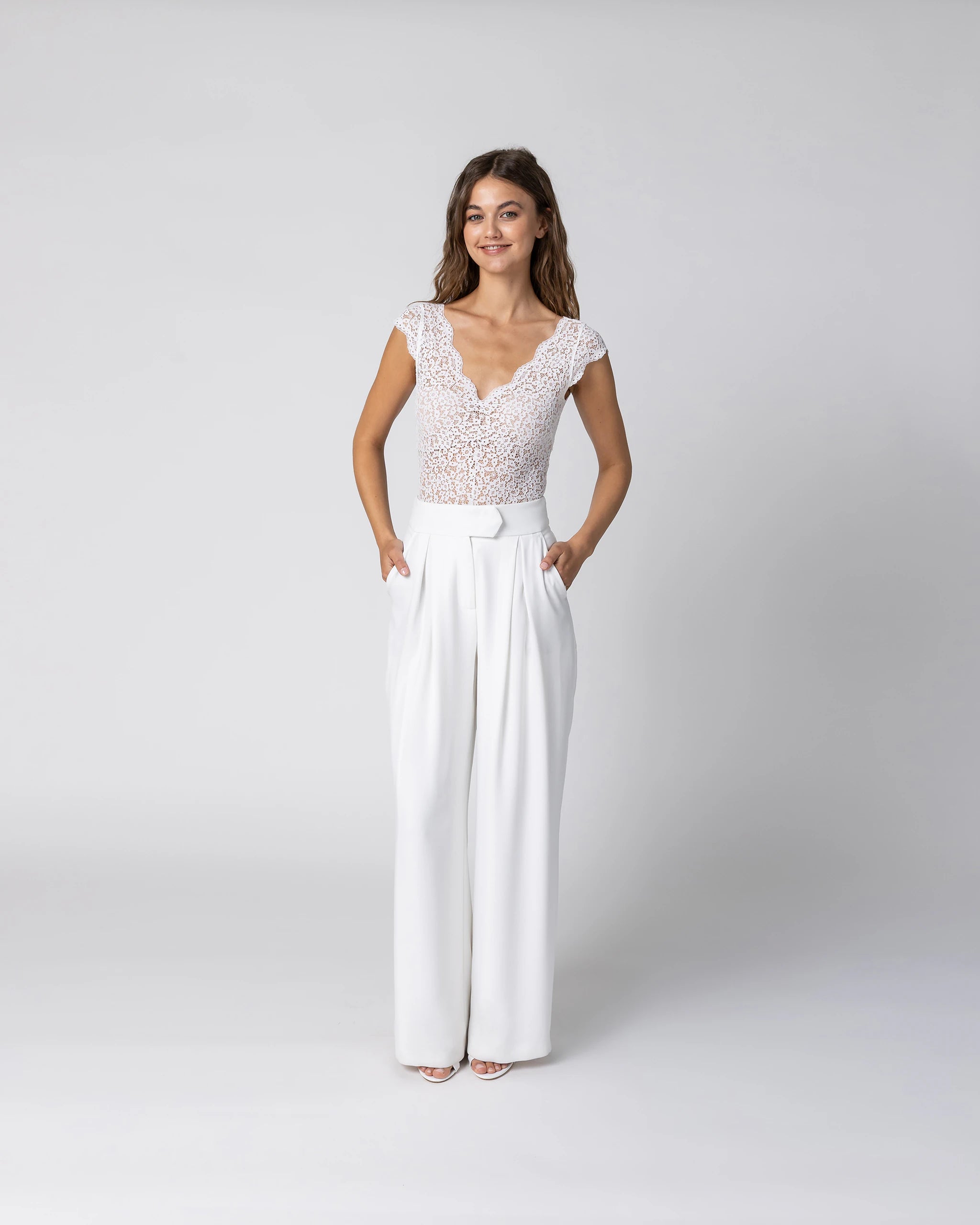 Braut in Braut Jumpsuit mit floralem Spitzenoberteil und weiter Marlene Hose in Ivory Ansicht vorne