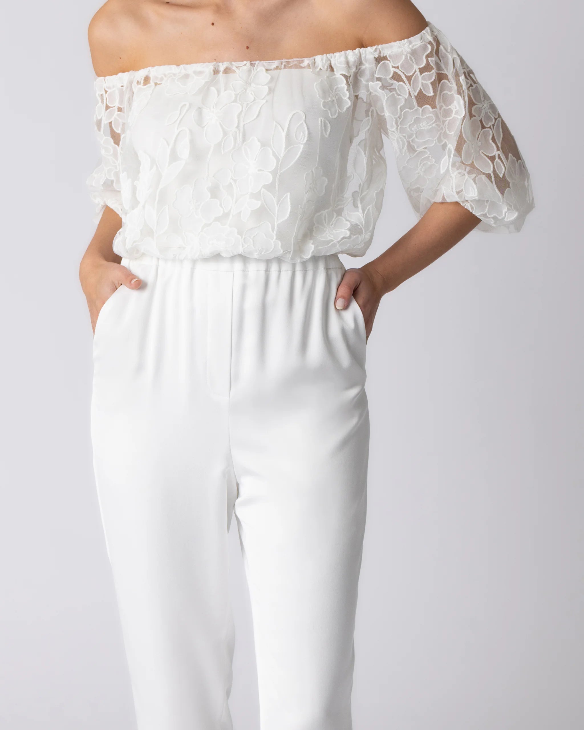 Romantischer Jumpsuitlook für die Braut mit schulterfreier Tüllbluse - Detailansicht