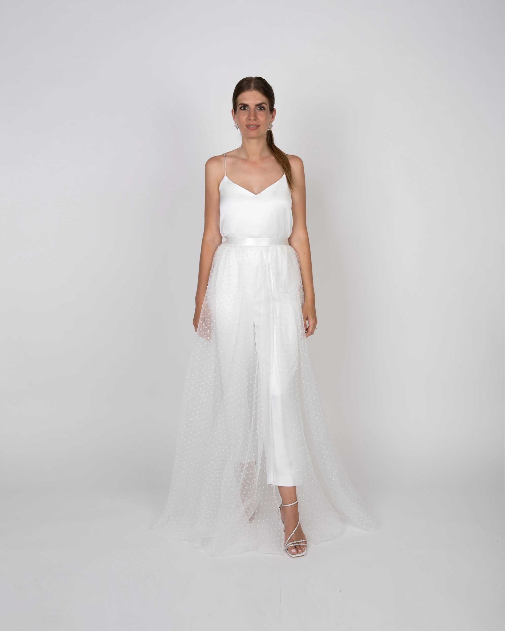 Extravaganter Jumpsuit Look mit Überrock aus Organza Dots und Satin Top - Ansicht vorne