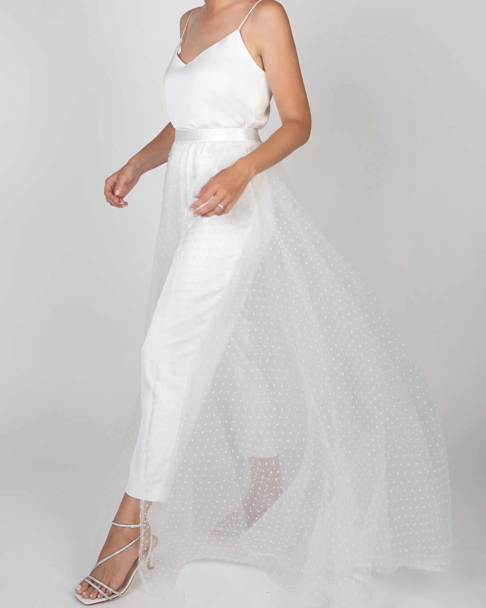 Extravaganter Jumpsuit Look mit Überrock aus Organza Dots und Satin Top - Detailansicht