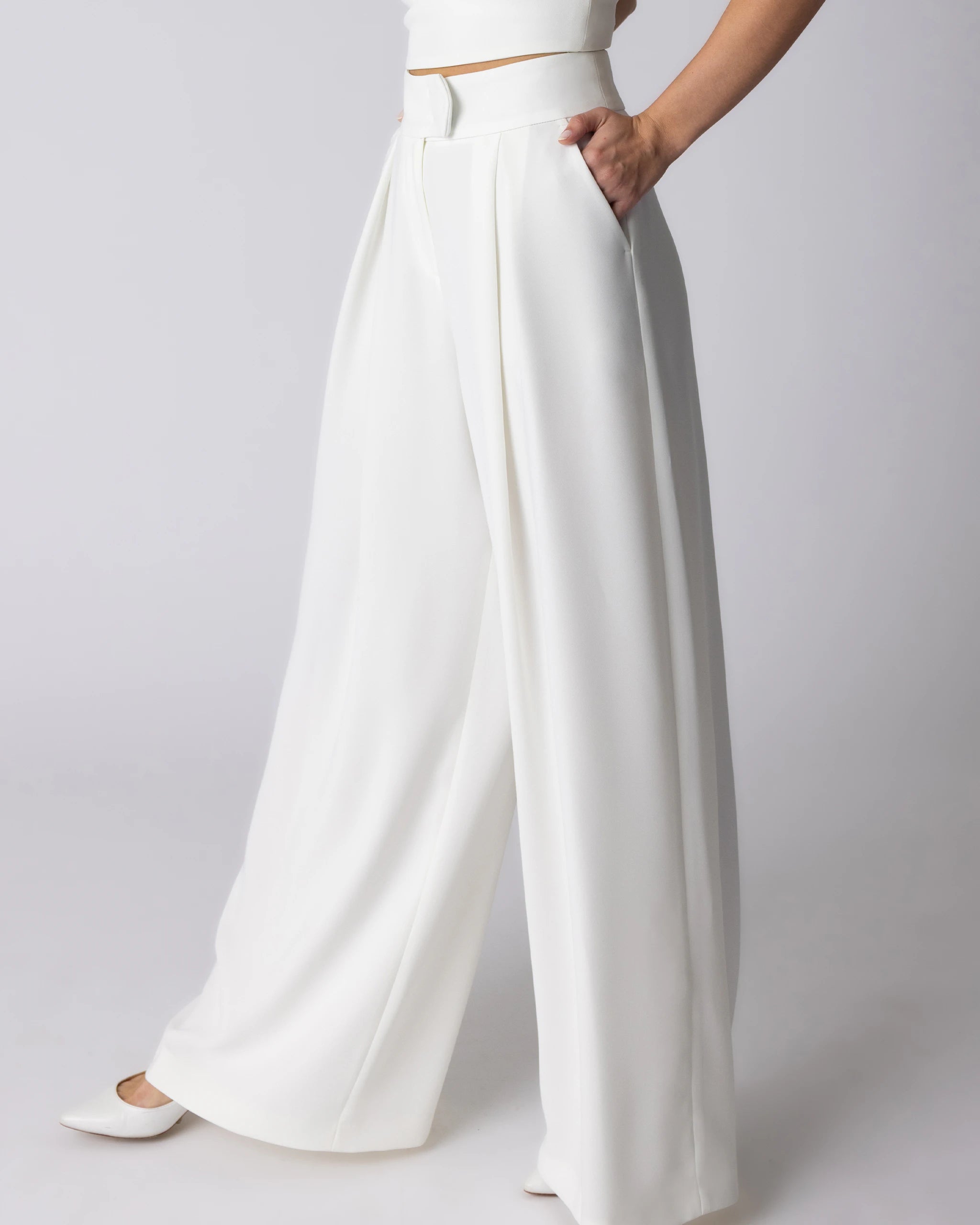 Cleaner Hosenanzug für die moderne Braut mit Crop Top - Detailansicht