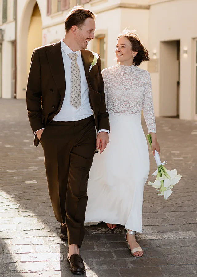 Echte PIQYOURDRESS Braut an ihrem Hochzeitstag. mit einem langen Satin Brautrock und einem Spitzenoberteil im Boho-Stil