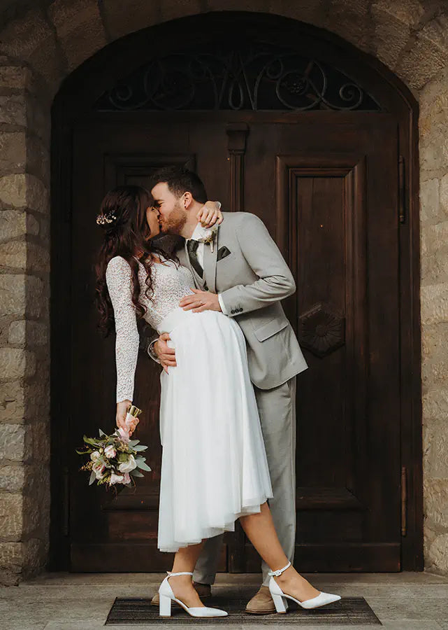 Braut Schwanger in einem PIQYOURDRESS Hochzeitskleid Zweiteiler langarm Spitzenbody und einem wadenlangen Tüllrock