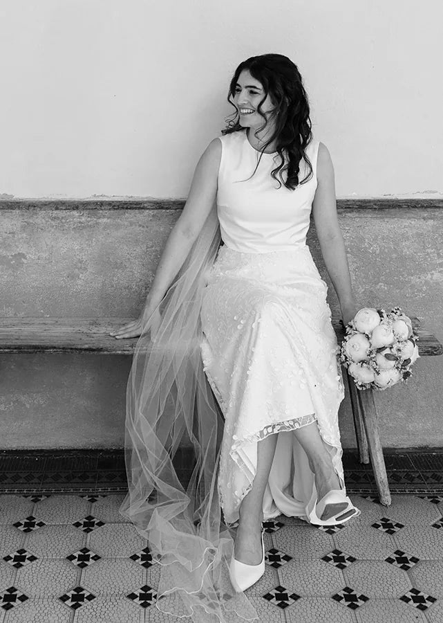 Piqyourdress Braut an ihrem Hochzeitstag in einem odernen Braut Croptop und einem 3D-Blüten Tüllrock und einem langen Schleier