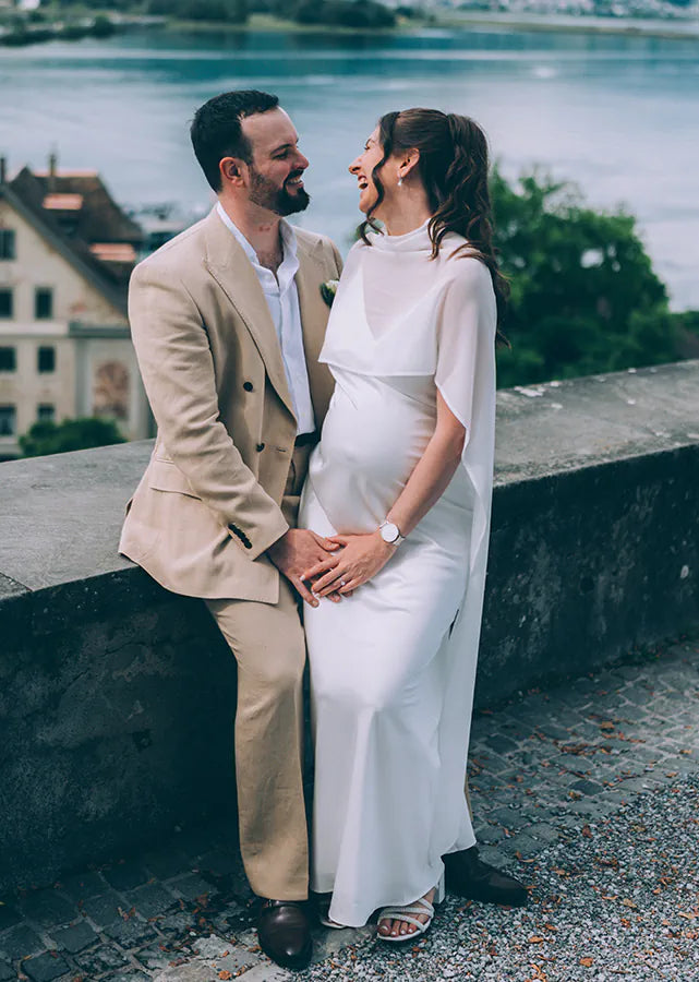 Schwanger Piqyourdress Braut an ihrem Hochzeitstag in einem langen Slip Dress Hochzeitskleid und dem passenden Chiffon Brautschal als Brautcape getragen