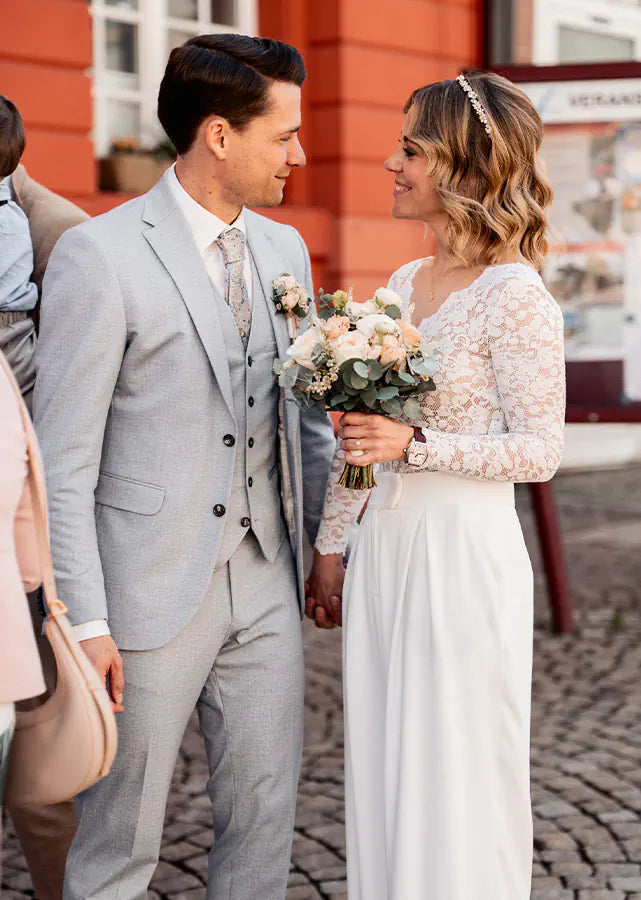 Braut in einem PIQYOURDRESS Hochzeitskleid Zweiteiler m it Brauthose und Spitzenbody