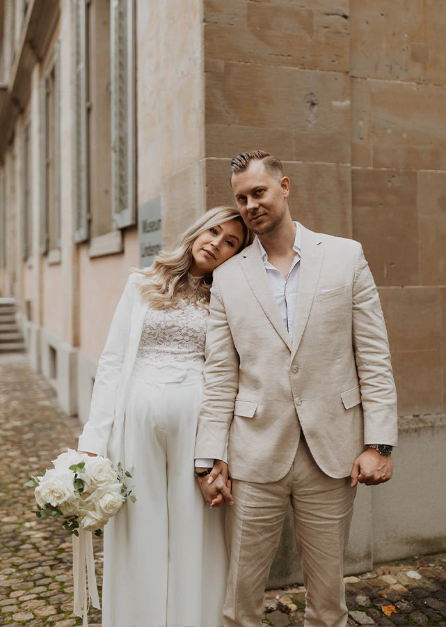 Piqyourdress Schweiz Braut in einem Hochzeitskleid für Schangere mit Spitze und Brauthose und Brautblazer