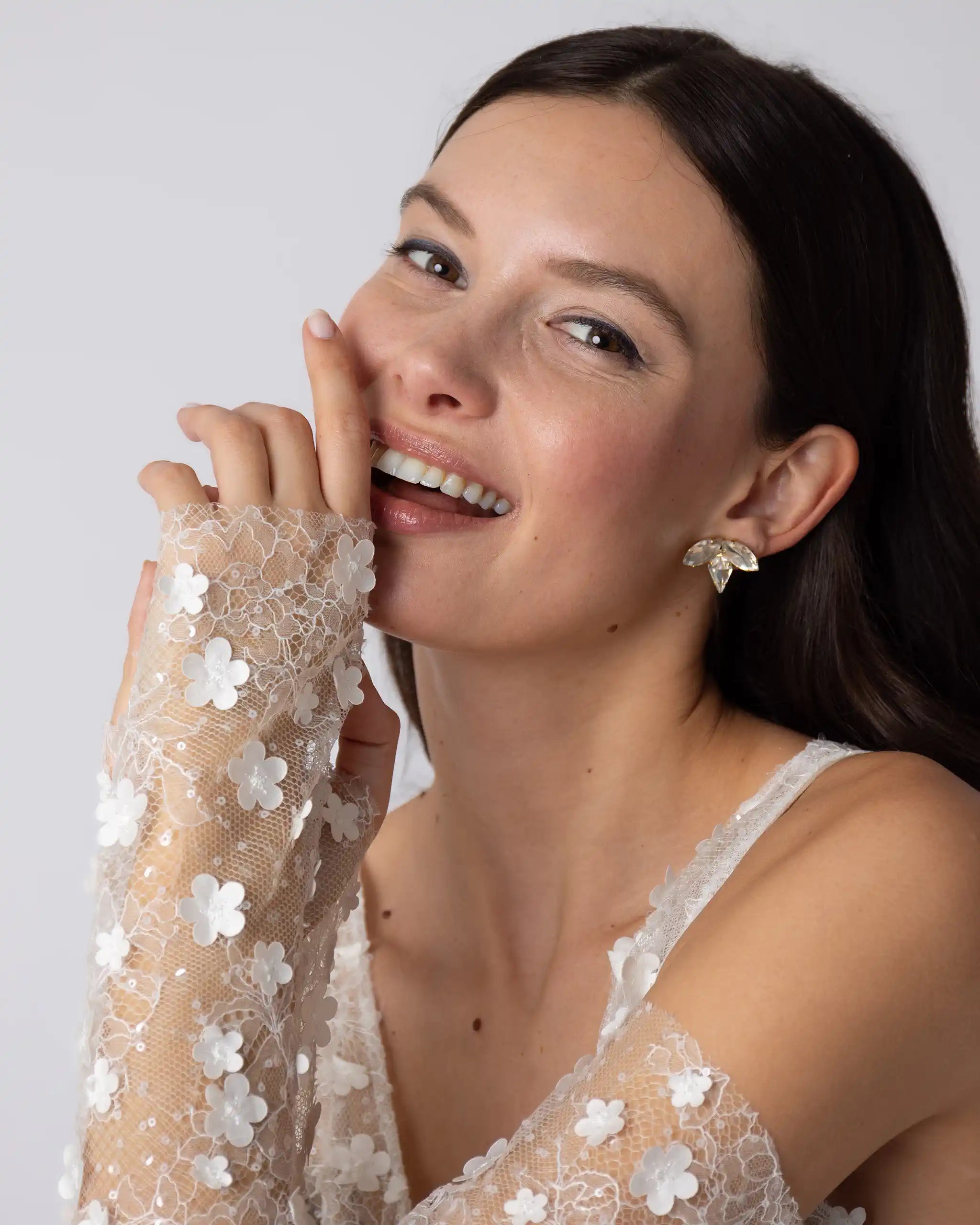 Braut Handschuhe mit 3D-Blüten Detailaufnahme