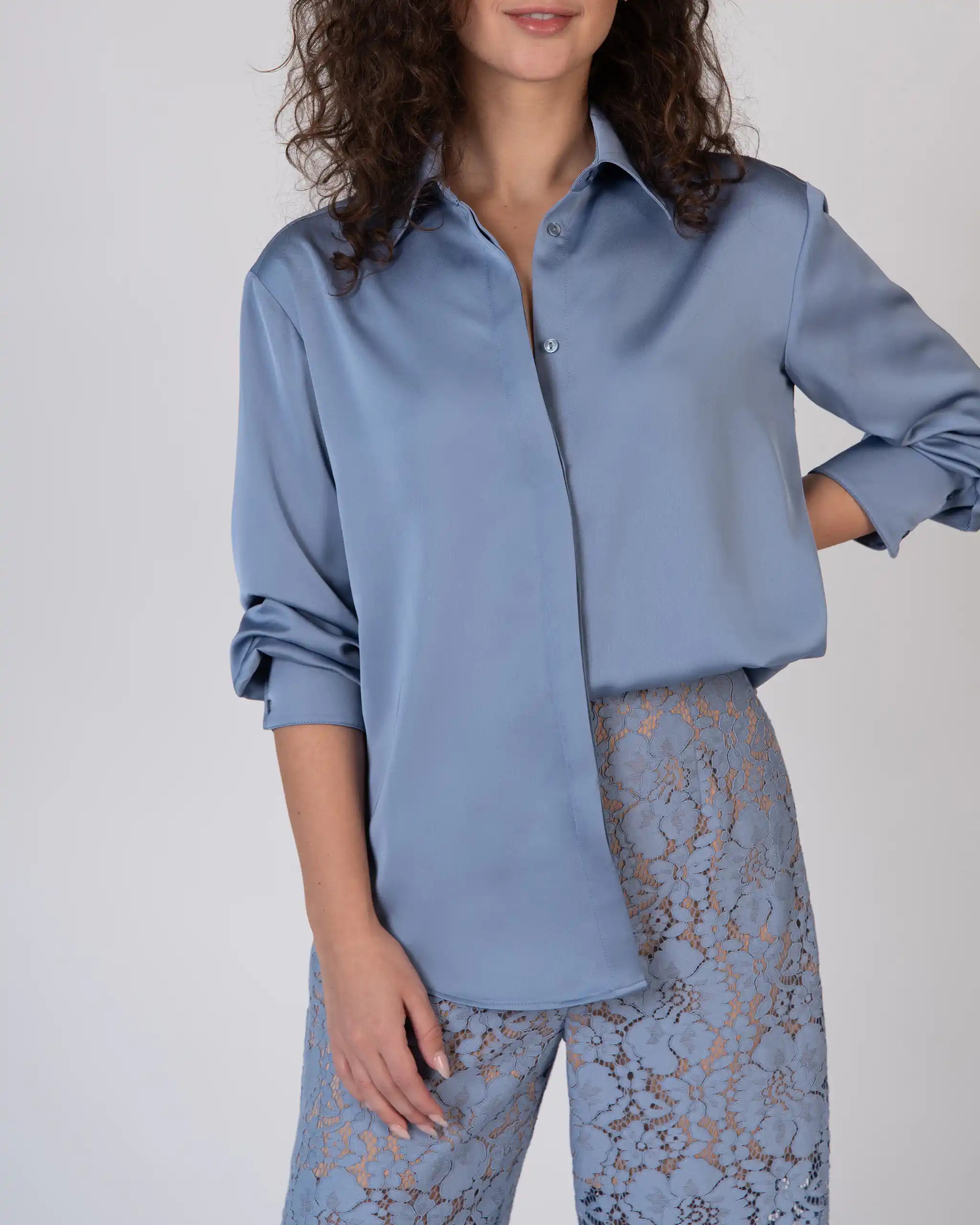 Schlichter Jumpsuitlook für die moderne Brautjungfer mit Spitzen Hose - Detailansicht