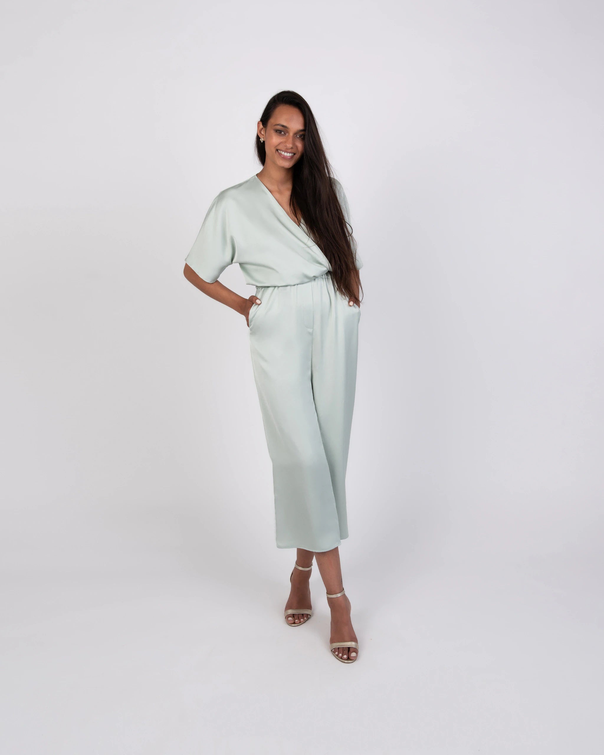 Schlichter Jumpsuitlook für Brautjungfern aus Satin - Ansicht vorne