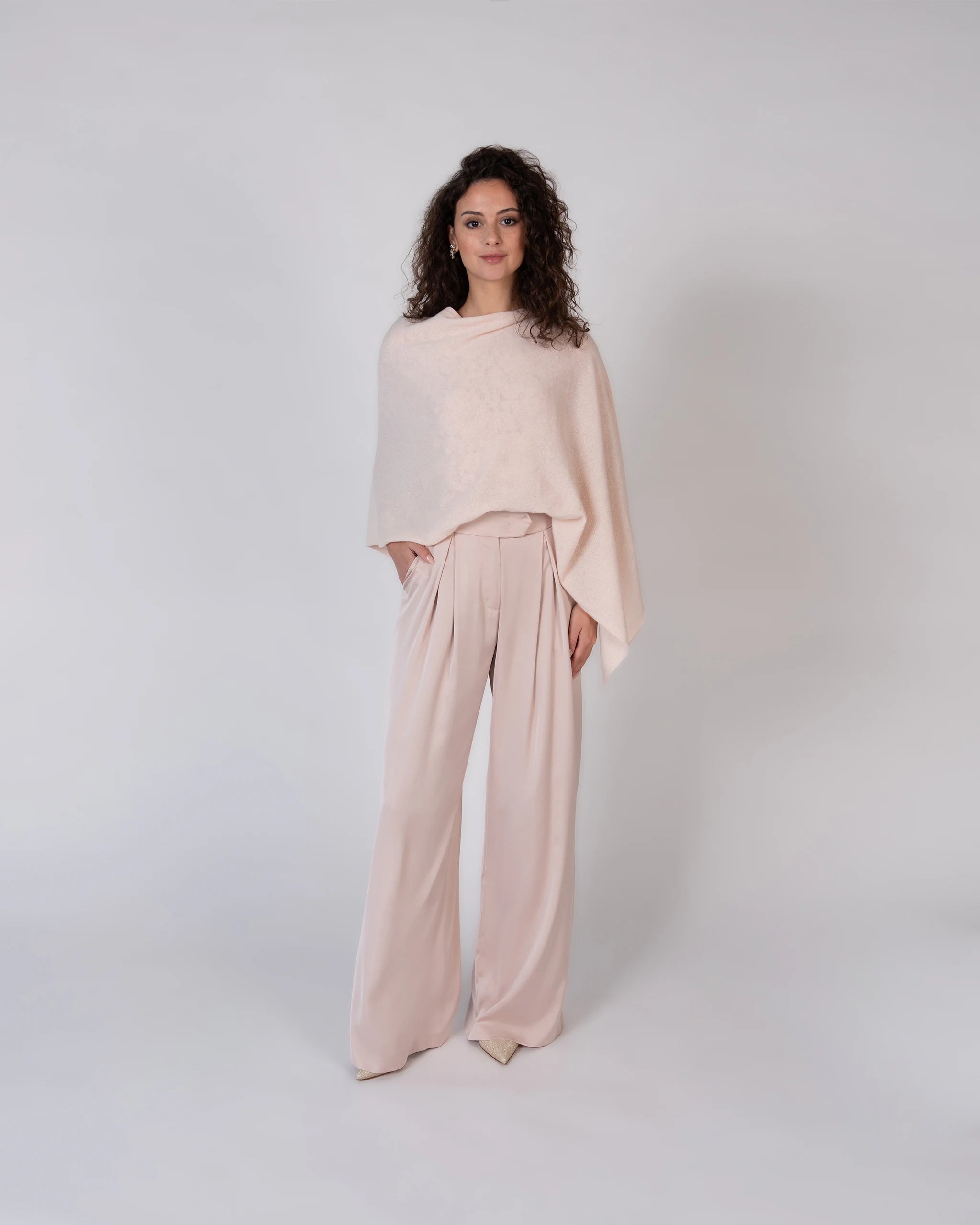 Eleganter Zweiteiler Look für Brautjungfern mit Satin Hose - Ansicht vorne