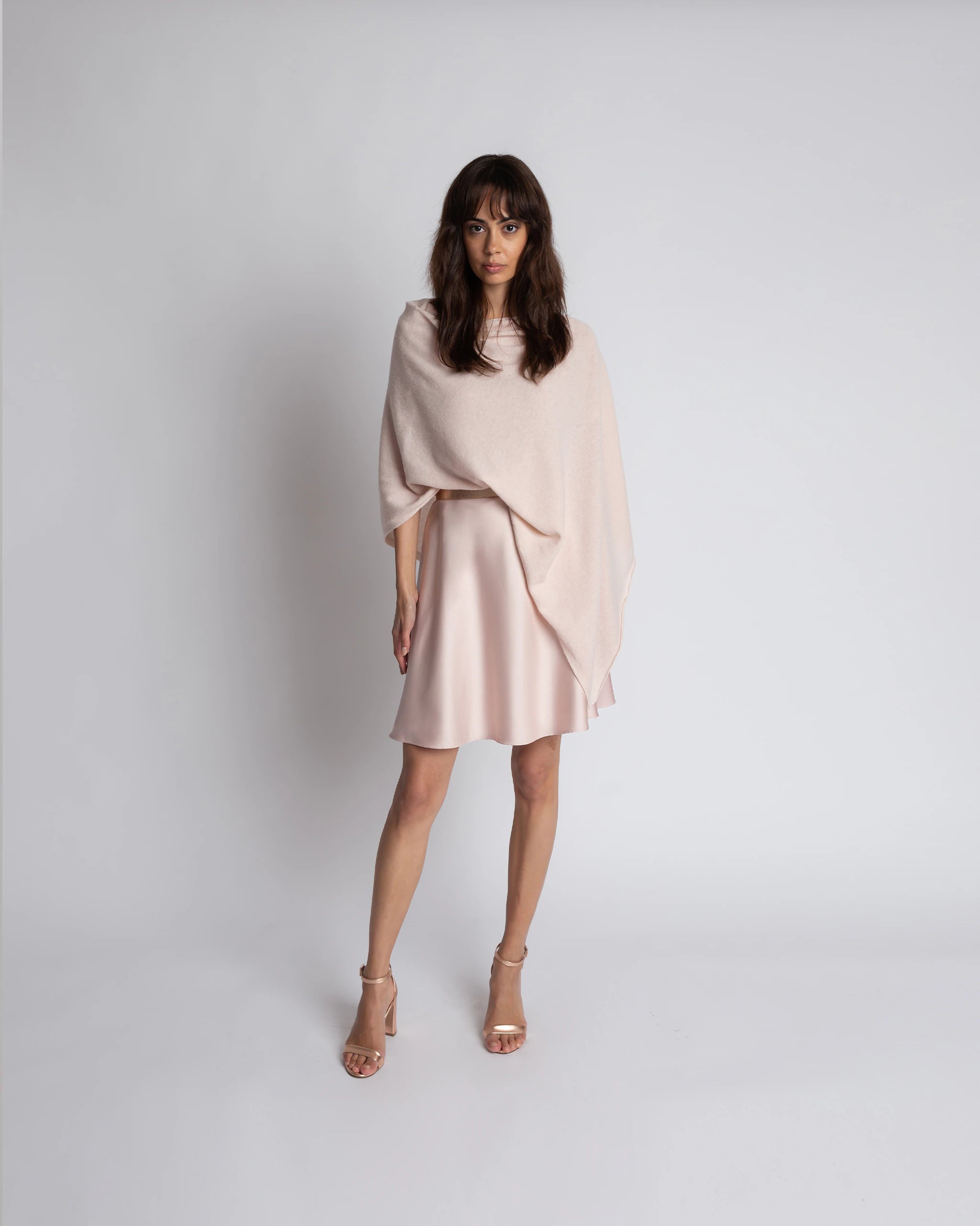 Kurzes Kleid für Hochzeitsgäste mit Satinrock und Poncho - Ansicht vorne 