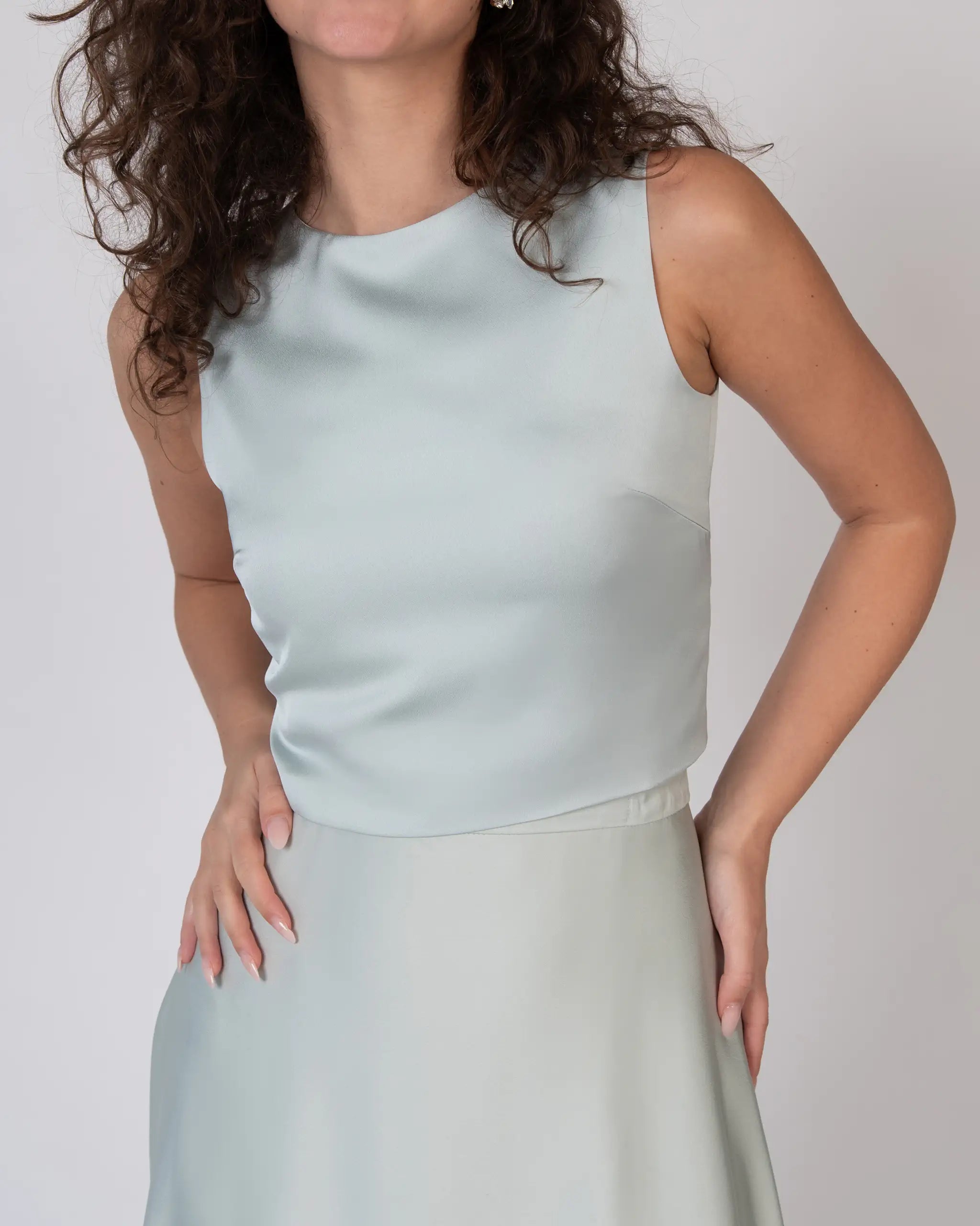 Wadenlanges und cleanes Outfit für Hochzeitsgäste und Brautjungfern - Detailansicht