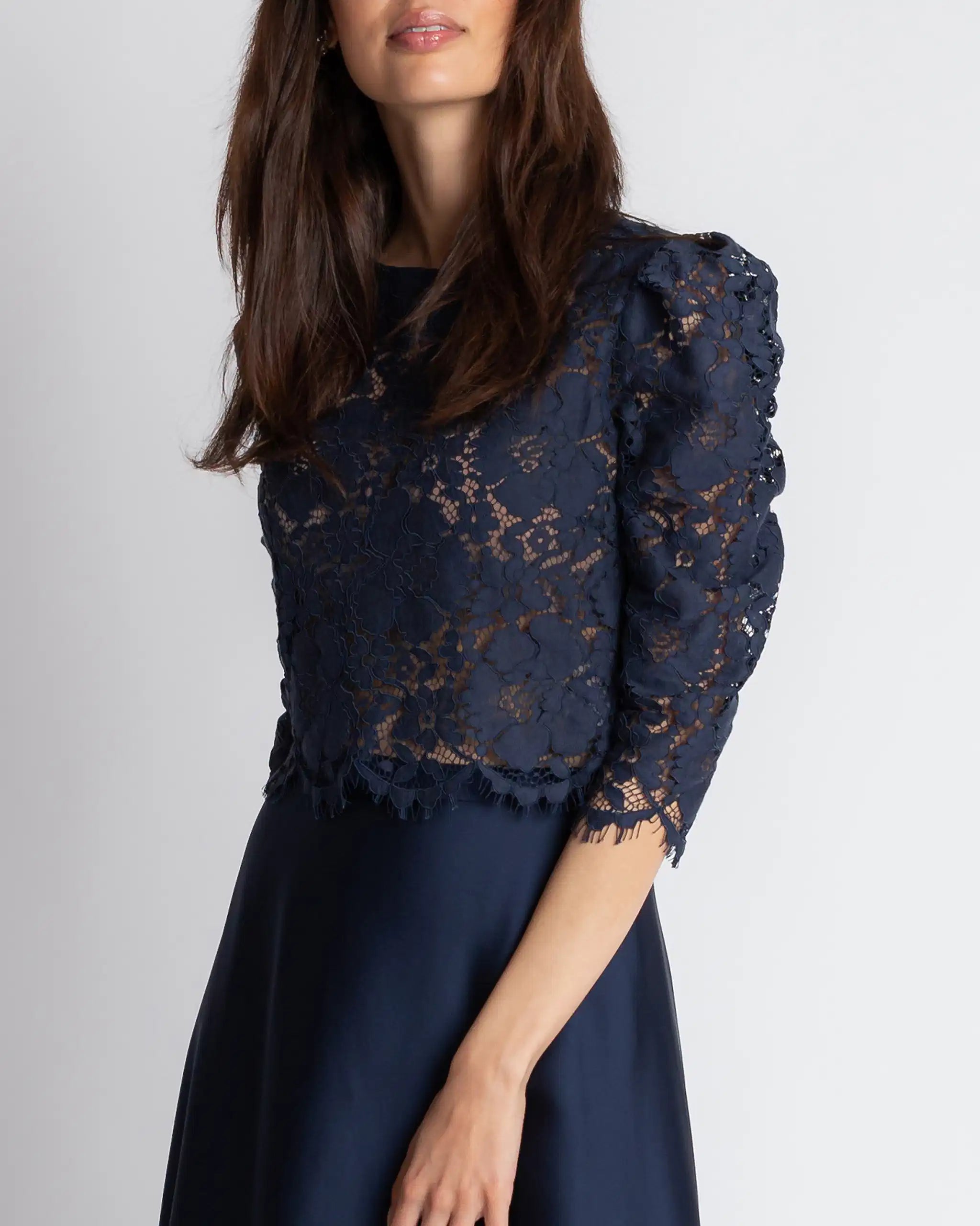 Zeitloses Brautjungfernkleid mit Spitzen Top und kurzem Satinrock - Detailansicht