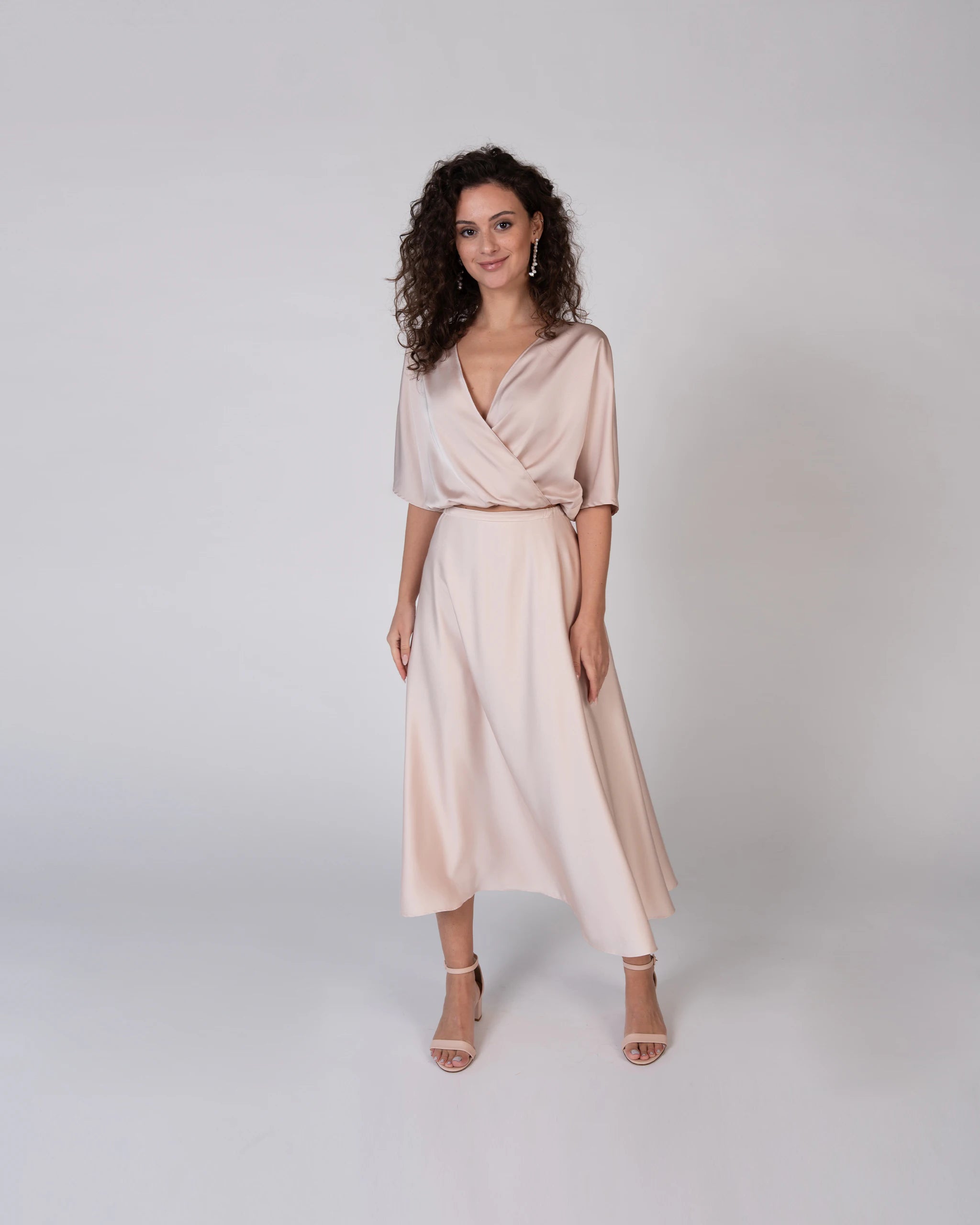 Moderner Zweiteiler im Satinlook für Brautjungfern - Ansicht vorne