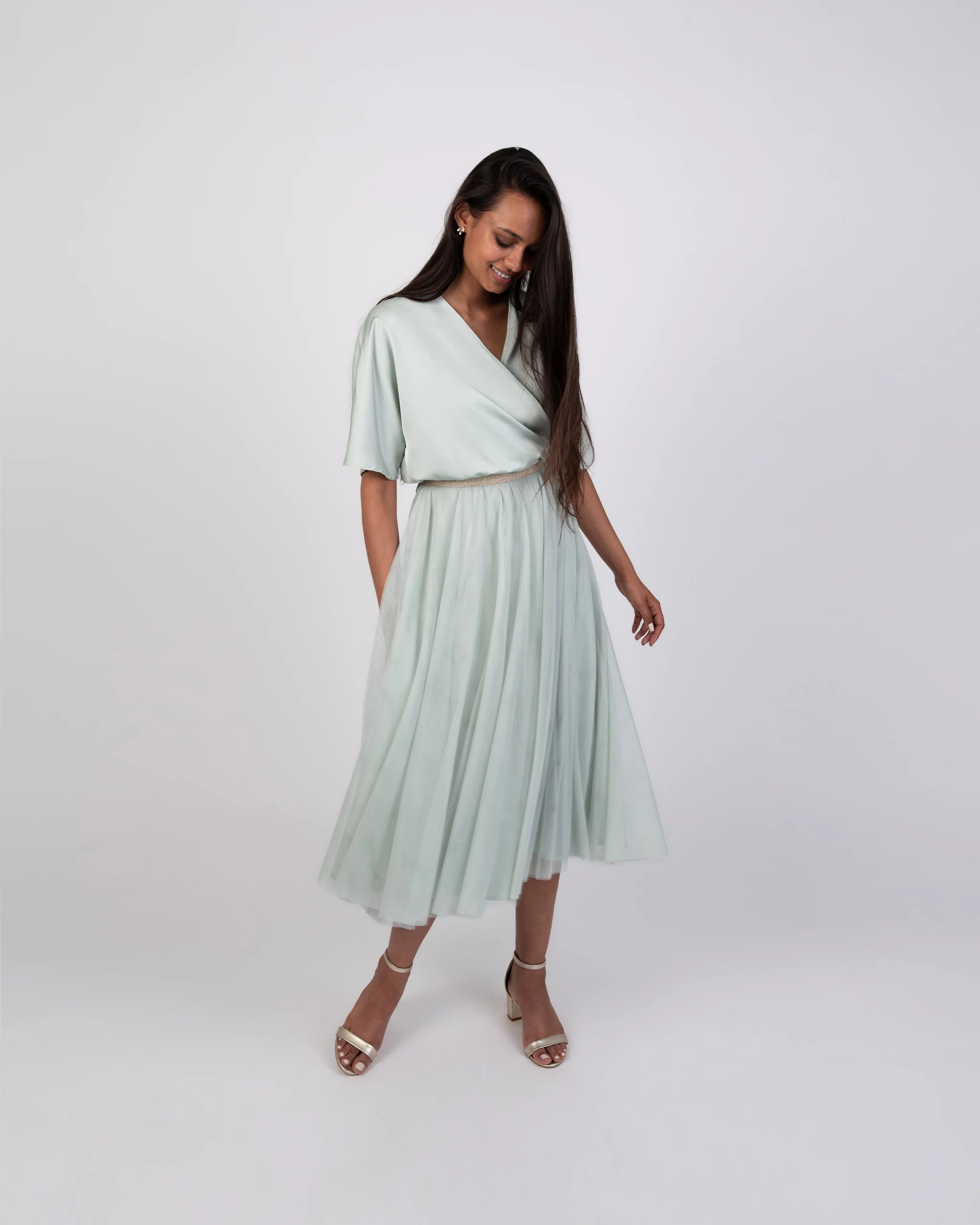 Brautjungfernkleid mit wadenlangem Tüllrock und Satinbluse - Ansicht vorne