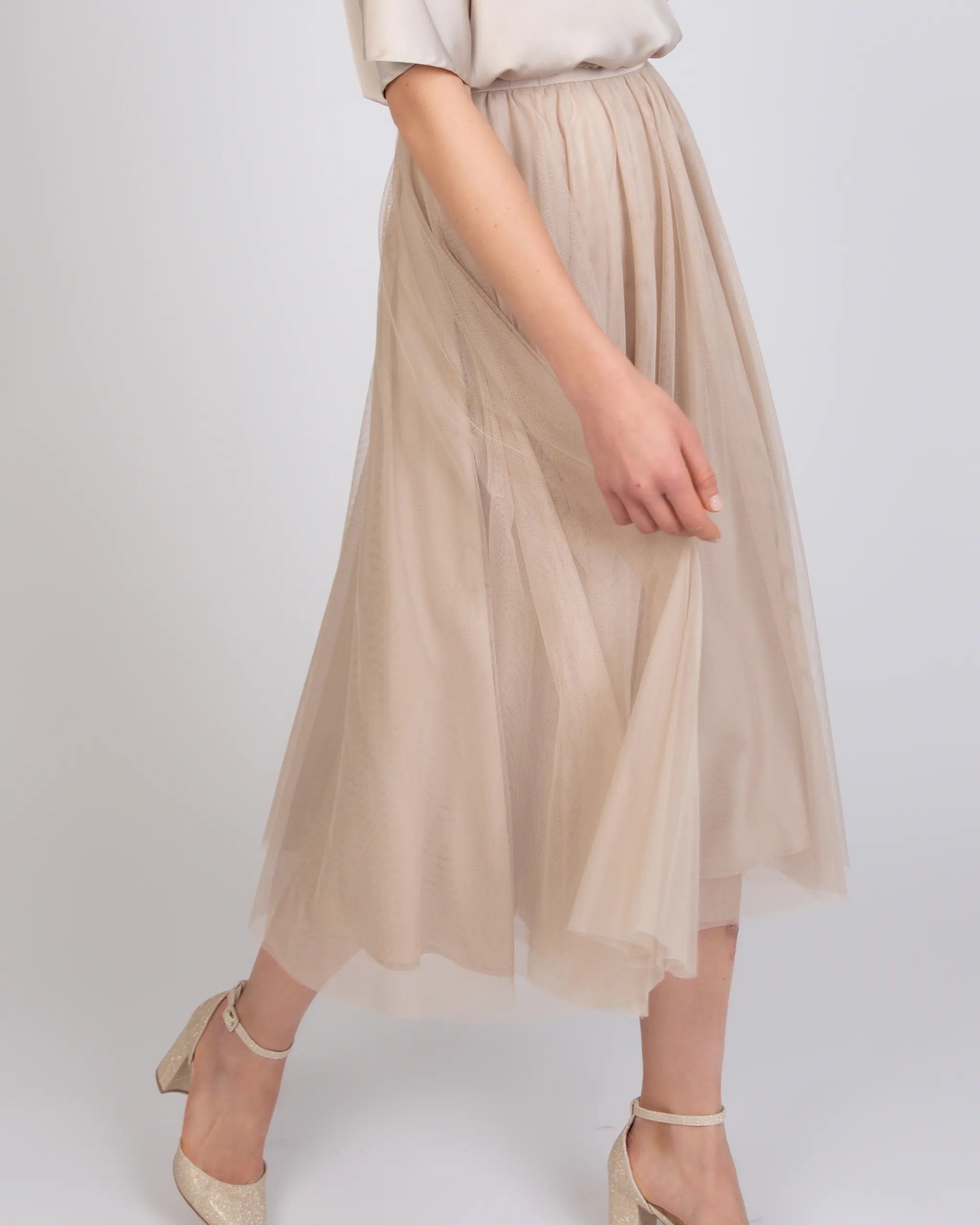 Brautjungfernkleid in Champagner mit wadenlangem Tüllrock und Satinbluse - Detailansicht