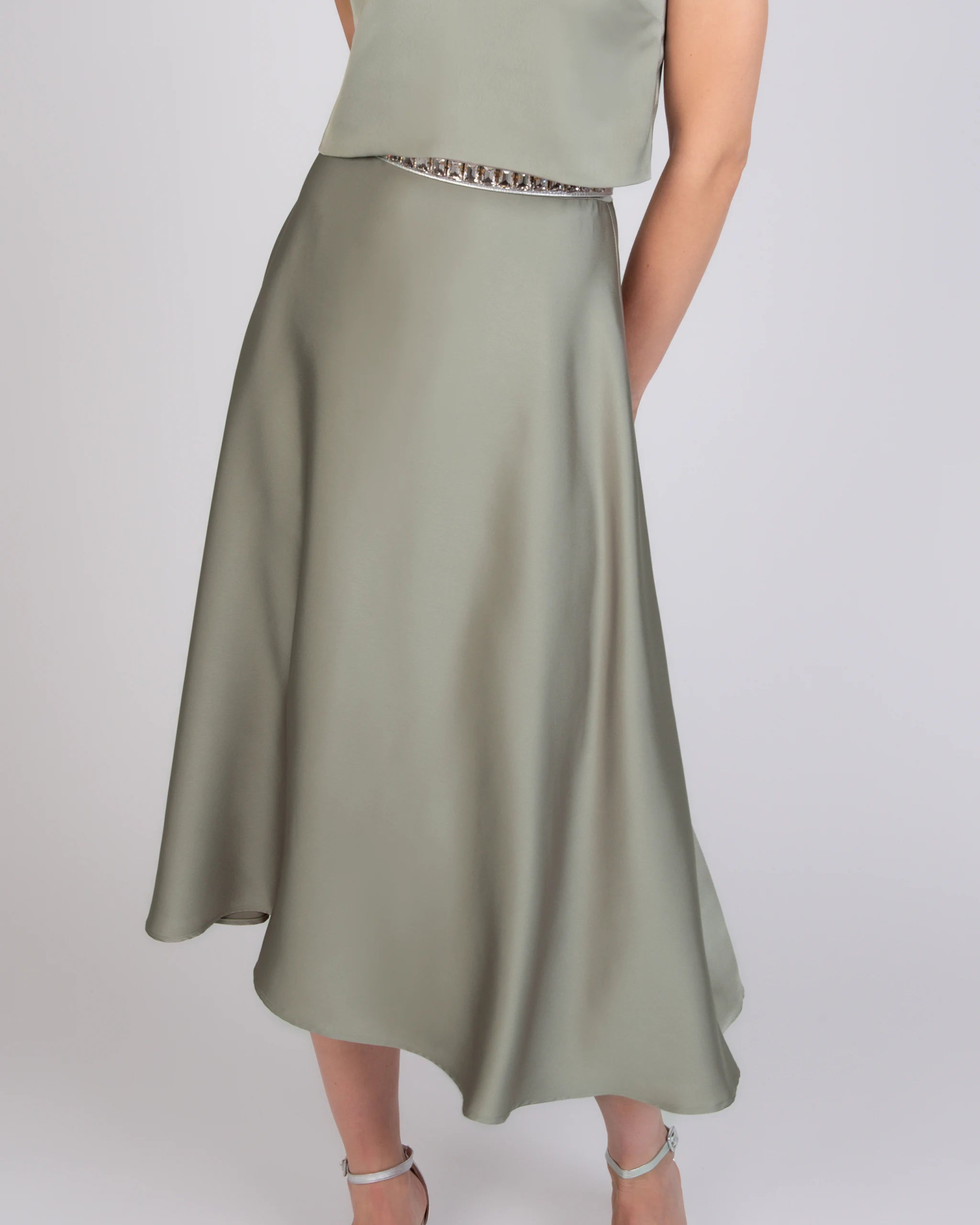 Brautjungfernkleid mit wadenlangem Satinrock und Cardigan in champagne - Detailansicht