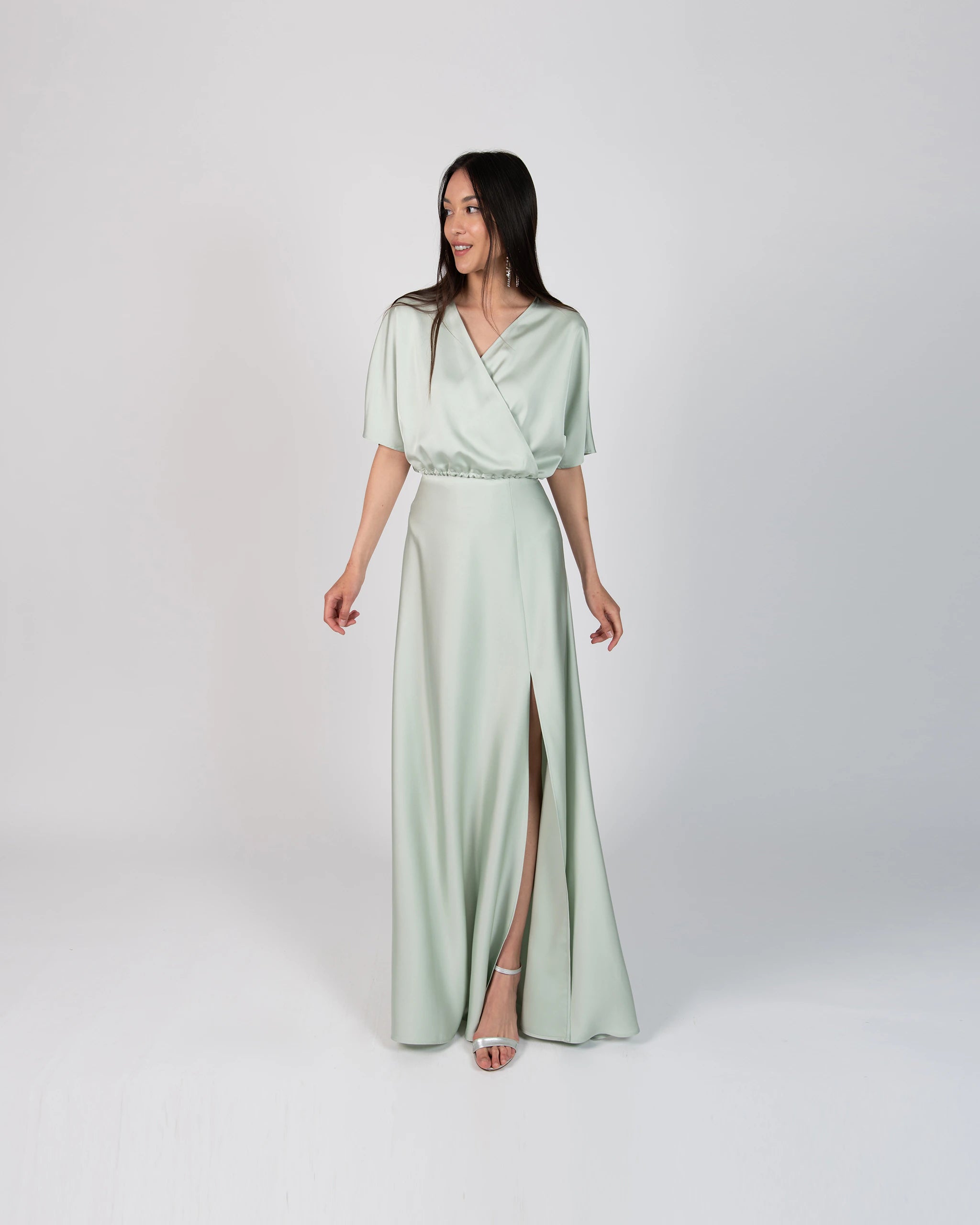 Eleganter und bodenlanger Brautjungfernzweiteiler im Satinlook - Ansicht vorne