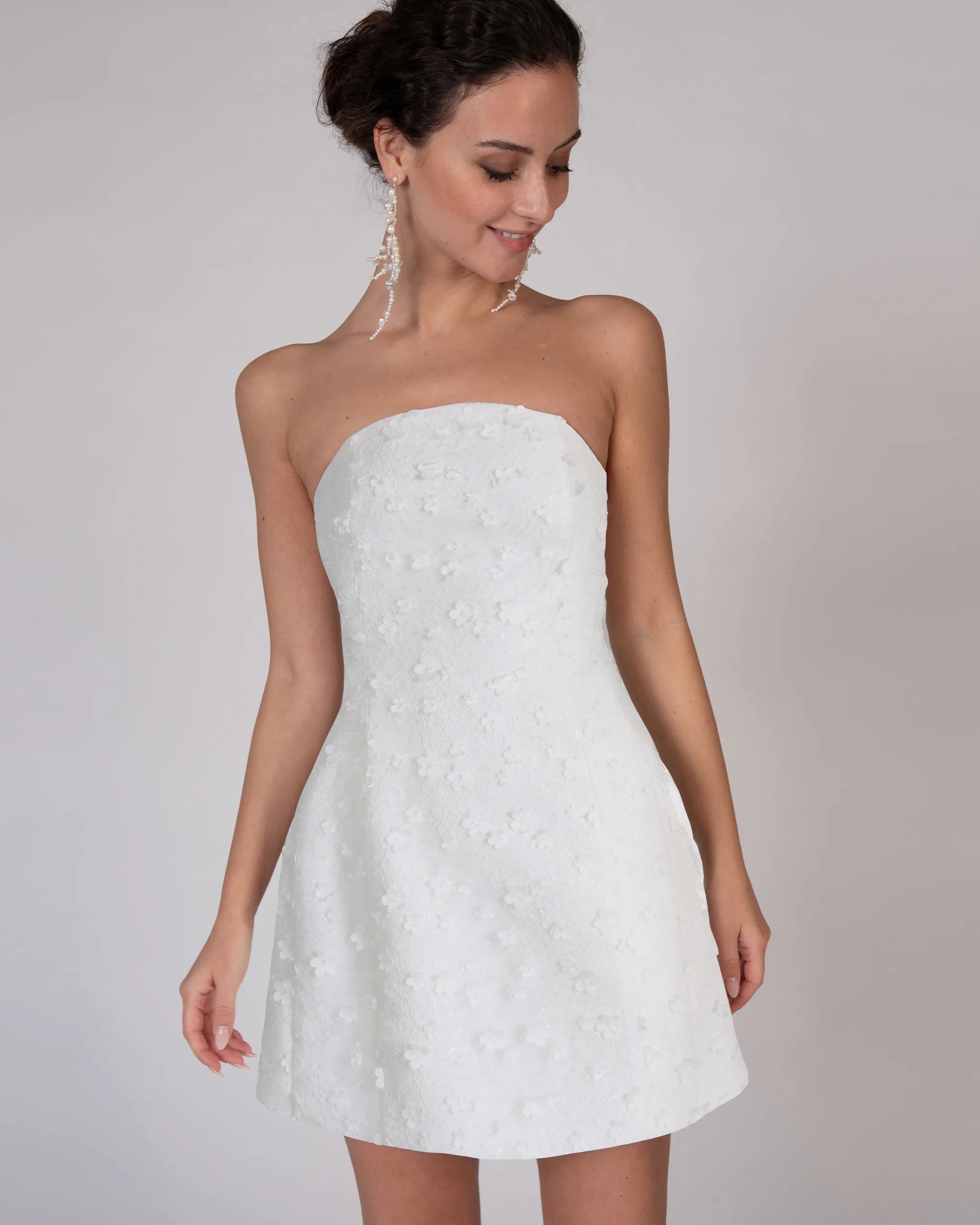 Mini Brautkleid aus Spitze und 3D Blütenapplikationen ivory daisy tulle