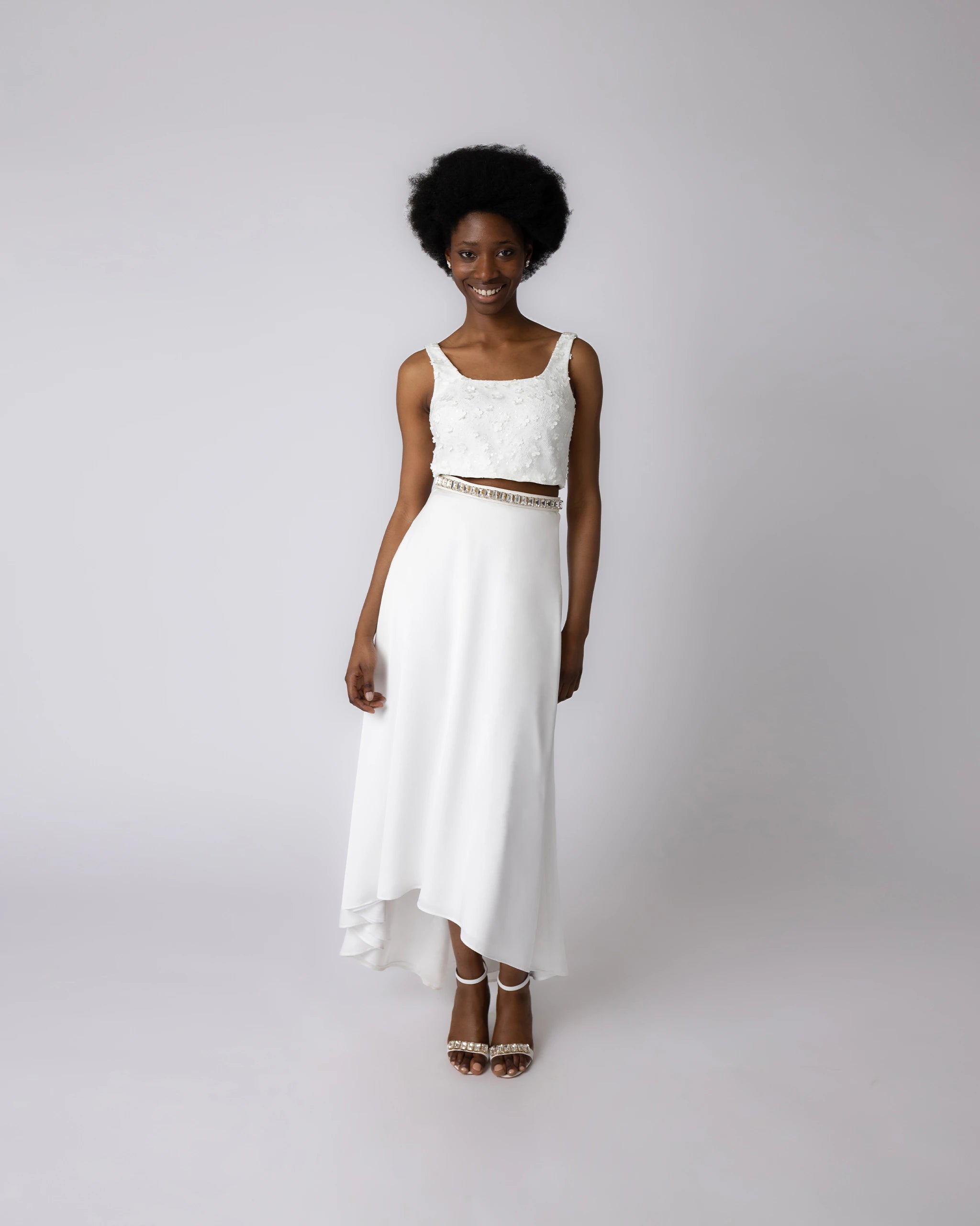 Cleaner Brautkleid Zweiteiler mit asymmetrischem Satinrock - Ansicht vorne