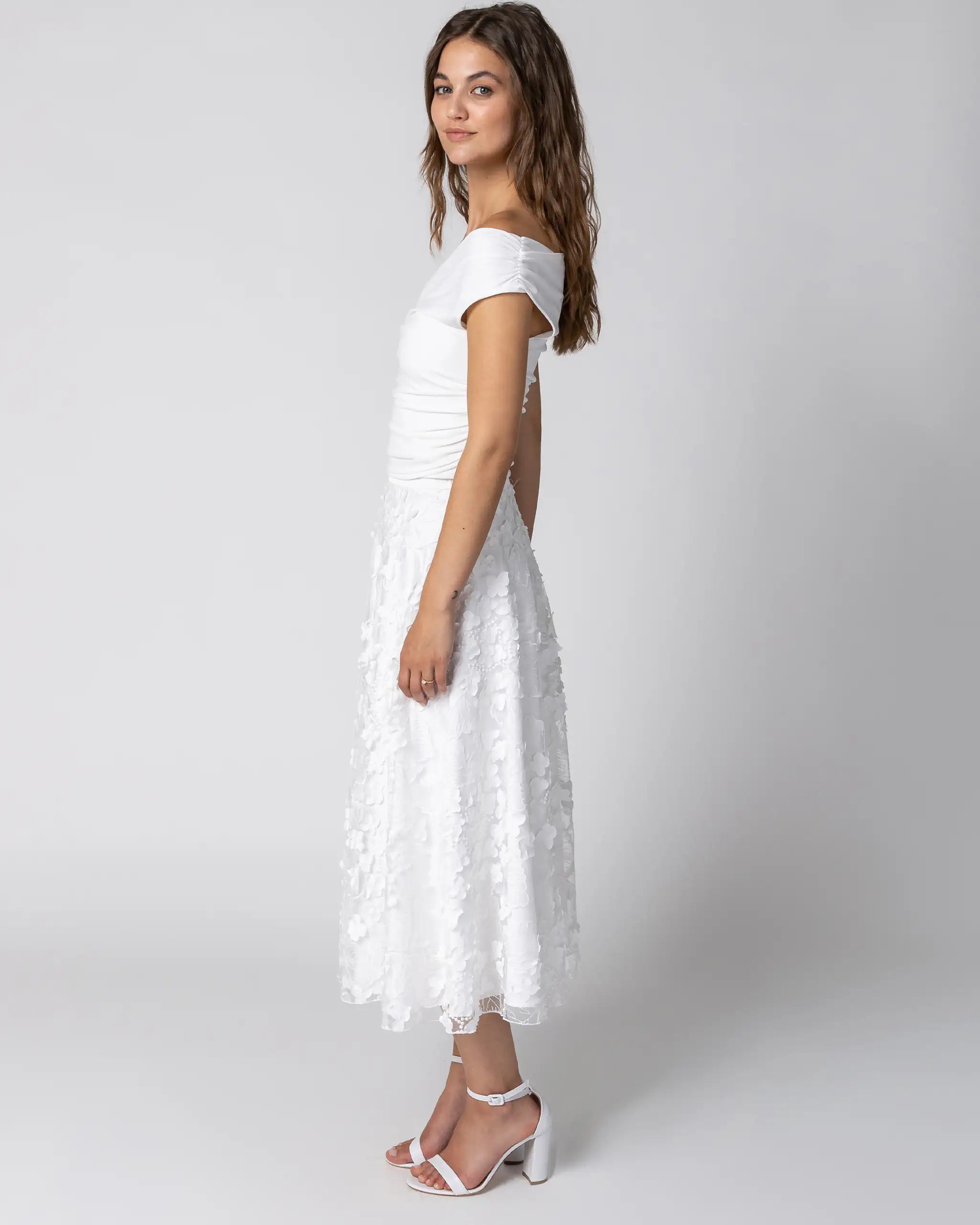 Elegantes, schulterfreies Standesamtkleid mit Midi Tüllrock mit 3D-Blüten - Ansicht ganzer Look seitlich