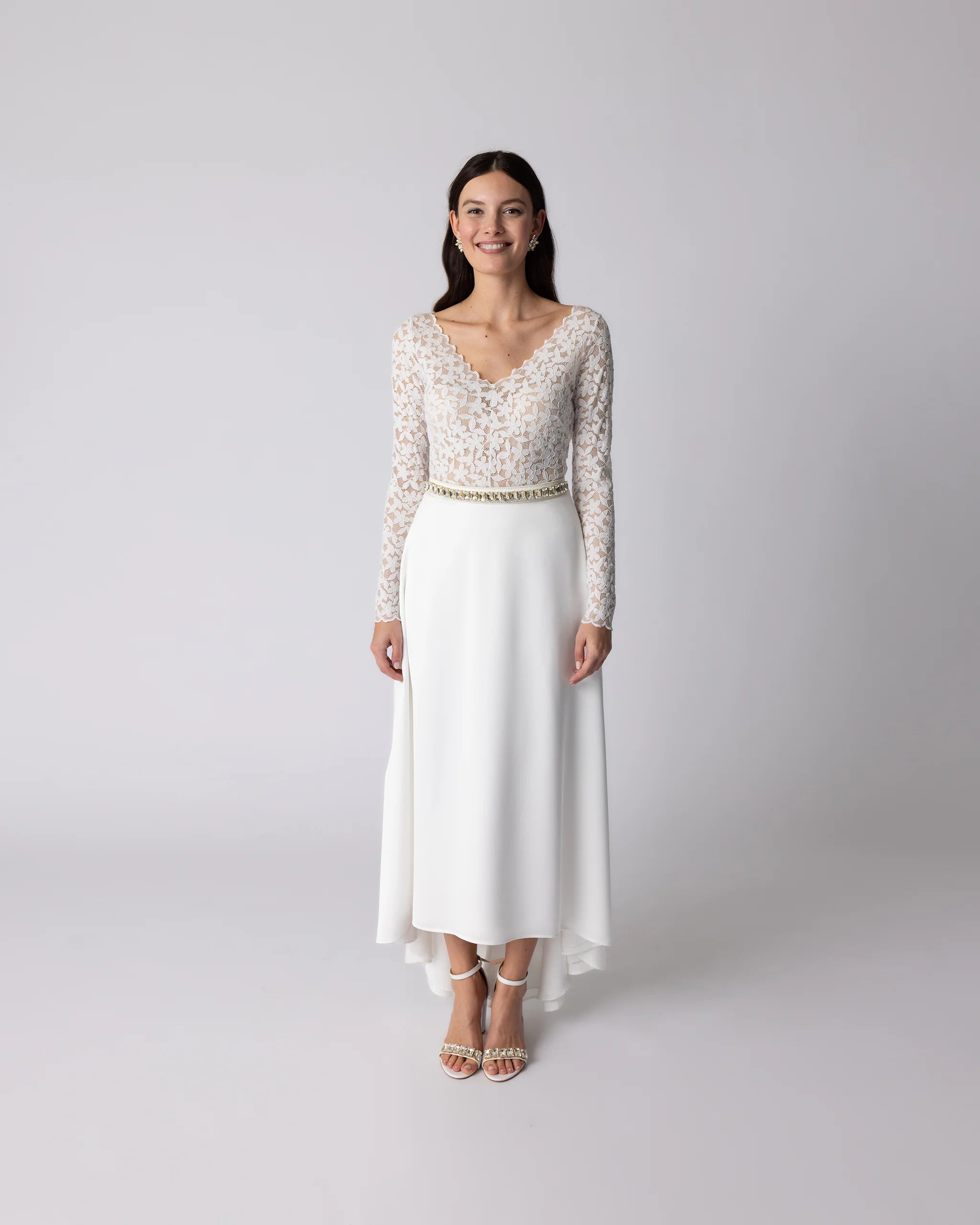 Festliches Brautkleid mit langarm Spitzenbody und asymmetrischem Rock - Ansicht vorne