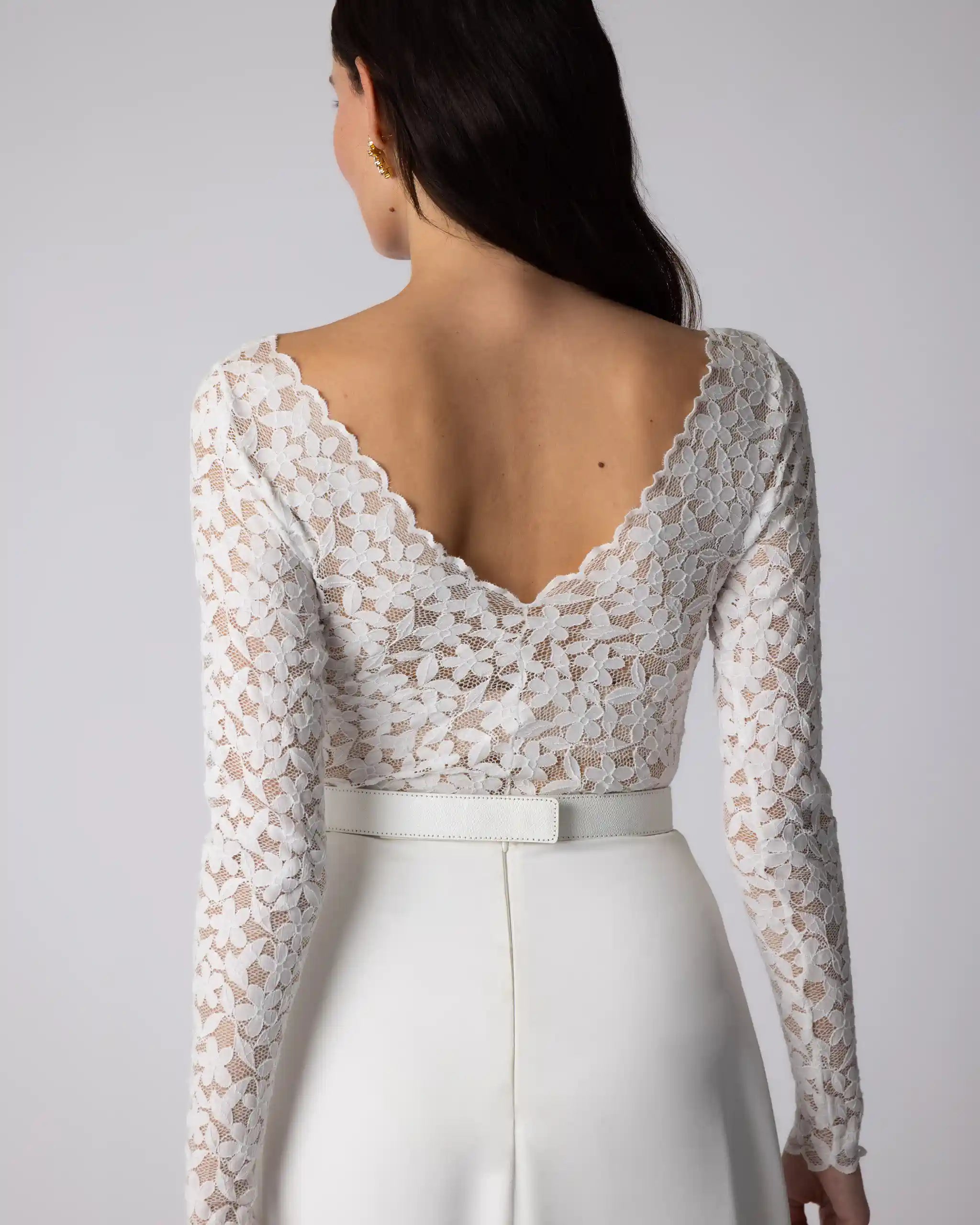 Festliches Brautkleid mit langarm Spitzenbody und asymmetrischem Rock - Detailansicht hinten