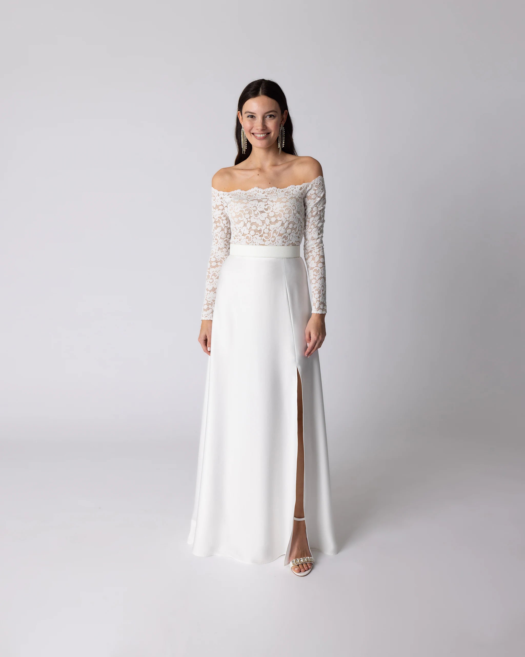 Romantisches Brautkleid mit schulterfreiem Spitzenbody und bodenlangem Satinrock - Ansicht vorne