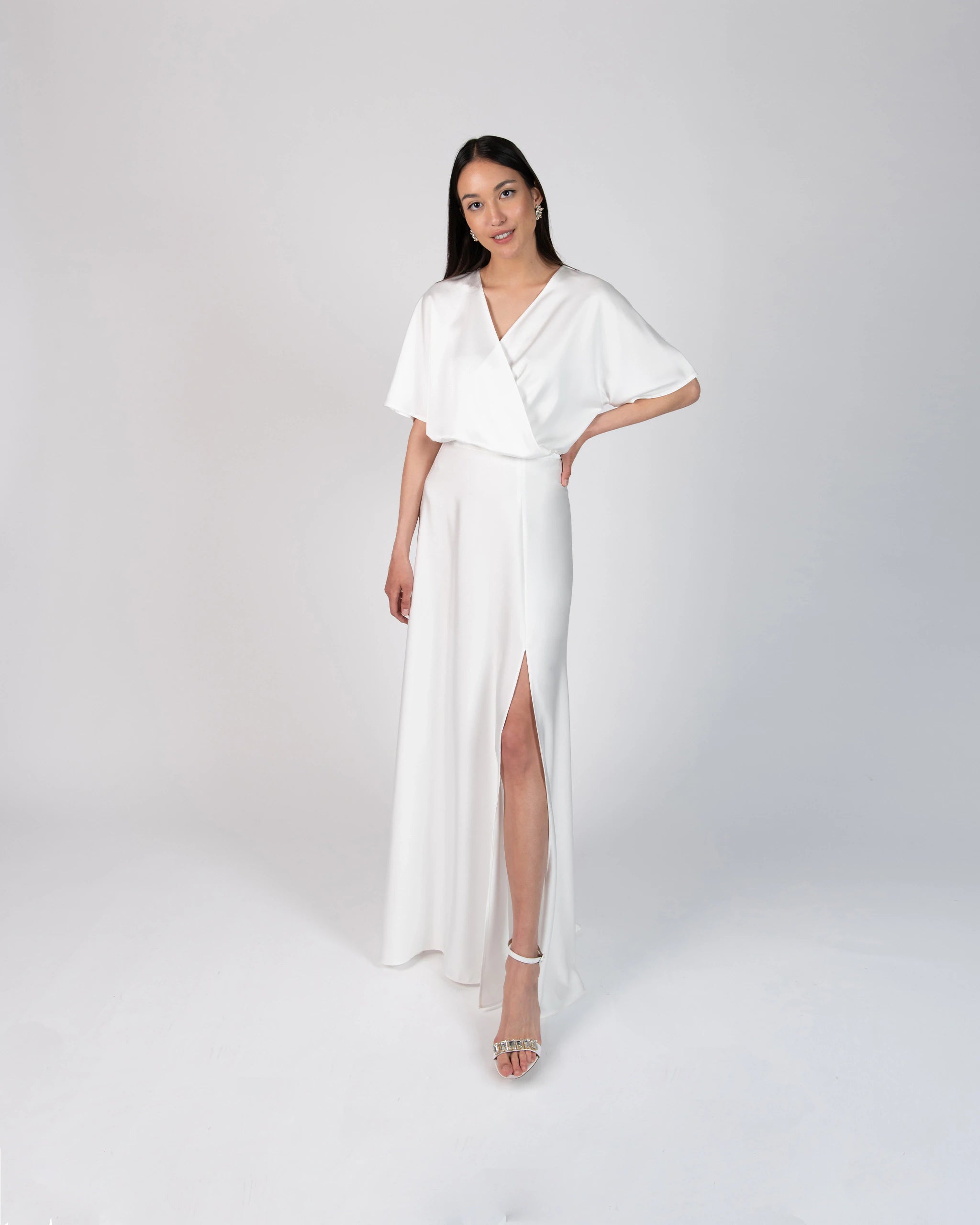 Cleaner Brautkleid Zweiteiler im Satin Look mit bodenlangem Rock mit Schlitz - Ansicht vorne