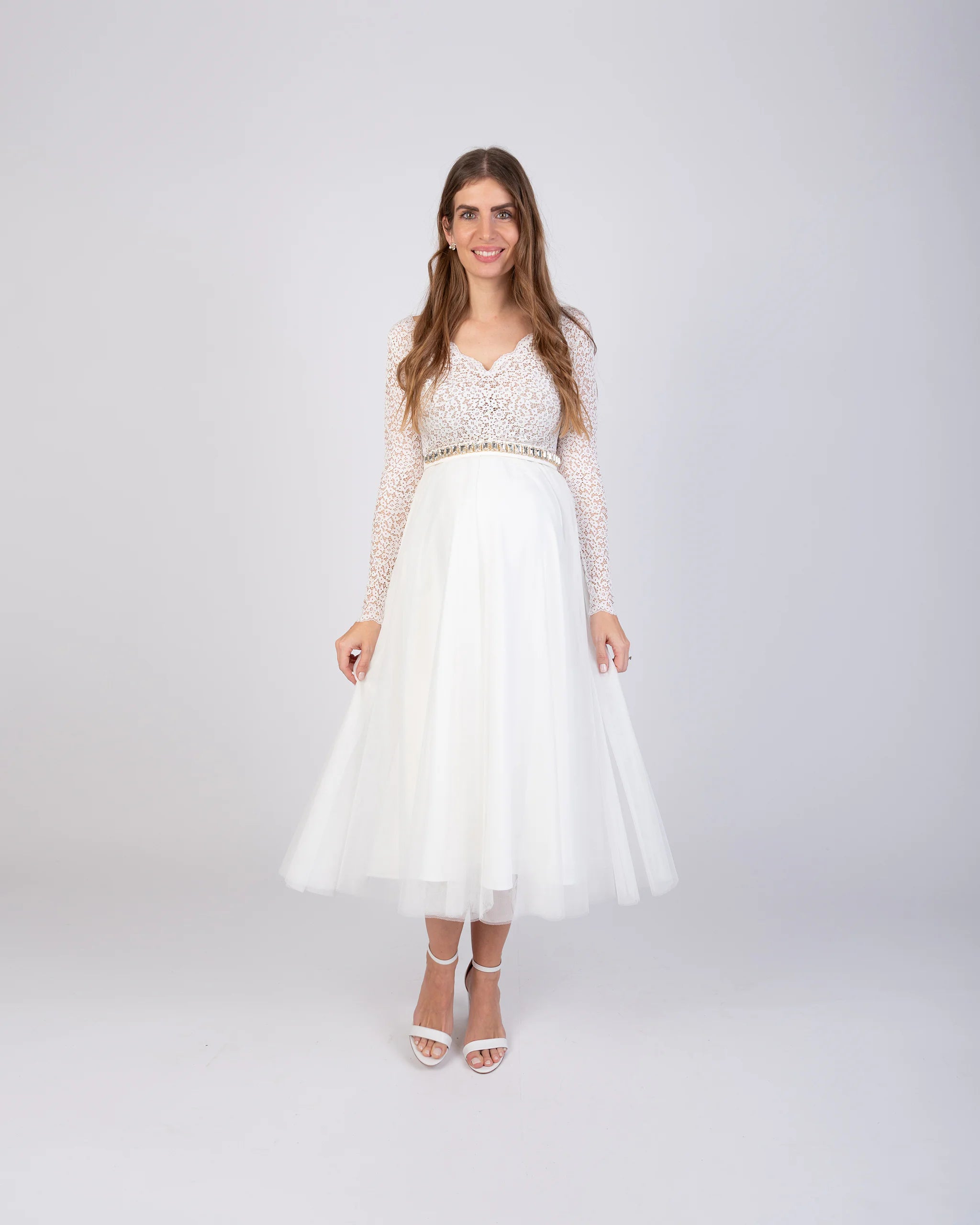 Brautkleid für Schwangere mit Tüllrock und langarm Spitzenbody - Ansicht vorne