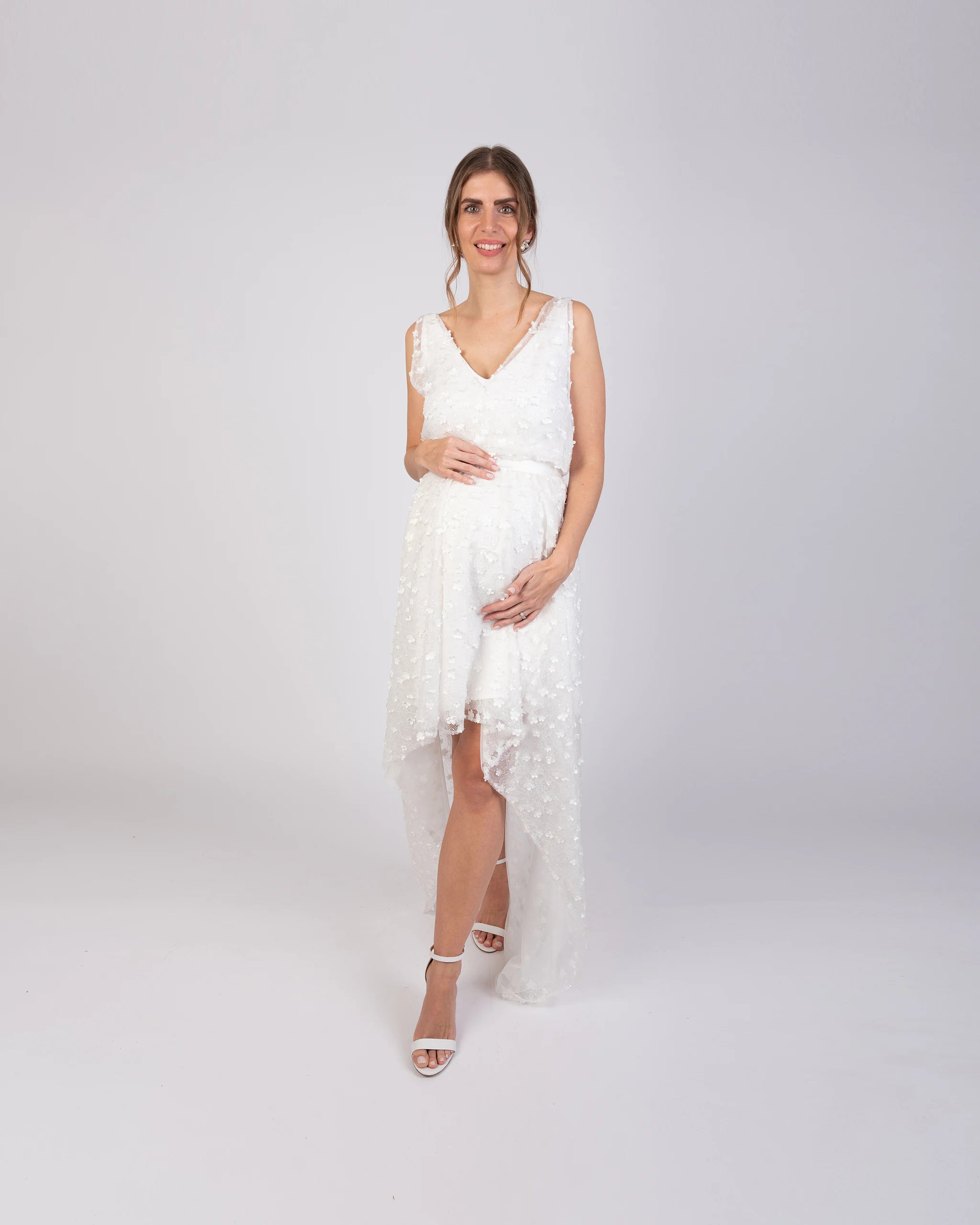 Brautkleid für Schwangere mit asymmetrischem Überrock aus 3D-Blüten - Ansicht vorne