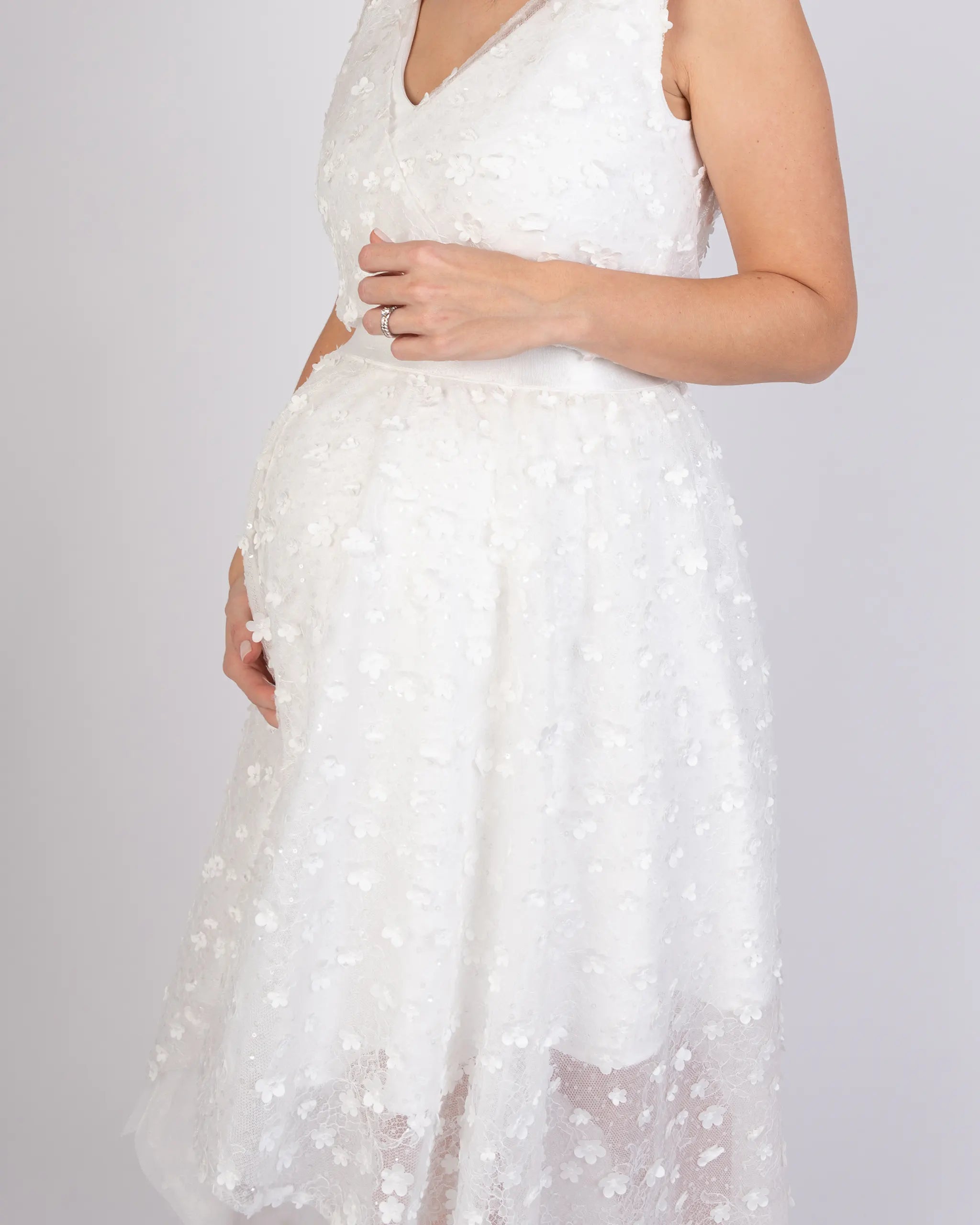 Brautkleid für Schwangere mit asymmetrischem Überrock aus 3D-Blüten - Detailansicht